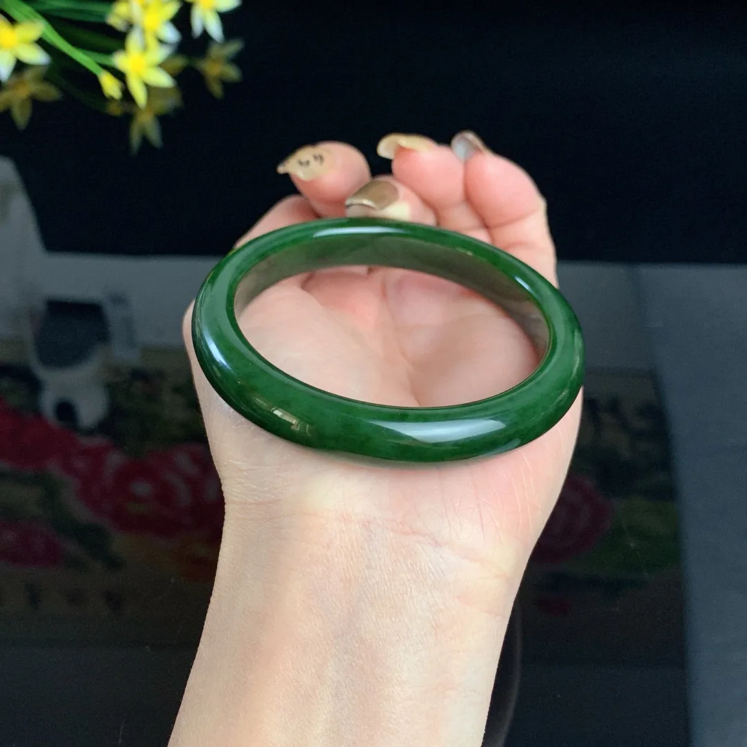 和田玉58.5圈口菠菜绿碧玉手镯！玉质细腻油润 底色纯净 无裂无棉 脂粉好，品质高