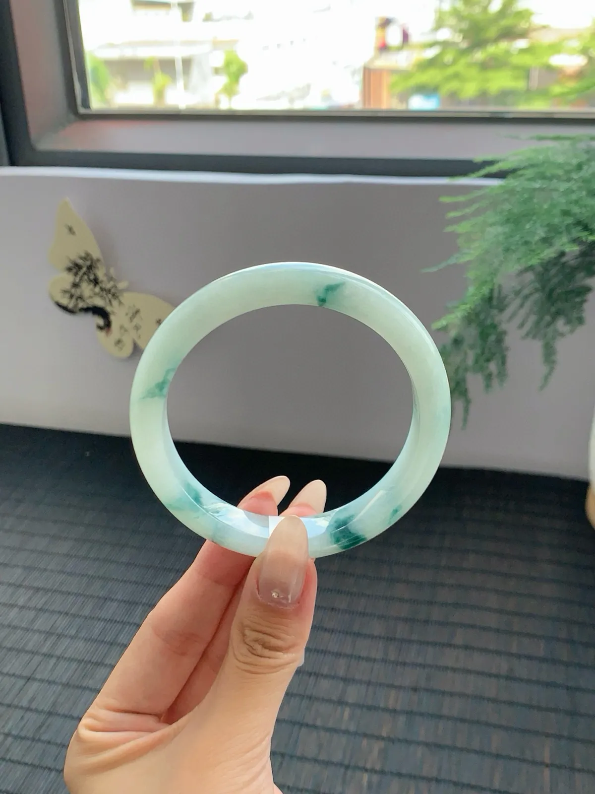 【冰飘花手镯】
一汀烟雨杏花寒雨过天晴的柔风绿色 澄净湖水的宁静仿佛整个春天都在里面
【尺寸】6