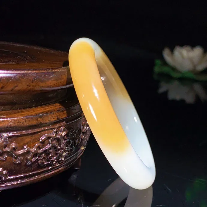 51圈口 新疆且末糖手镯。且末糖羊脂白玉手镯。圈口51条宽10厚9mm重39克，白度一级。玉质细腻油润 脂粉好，品质好！lt250611