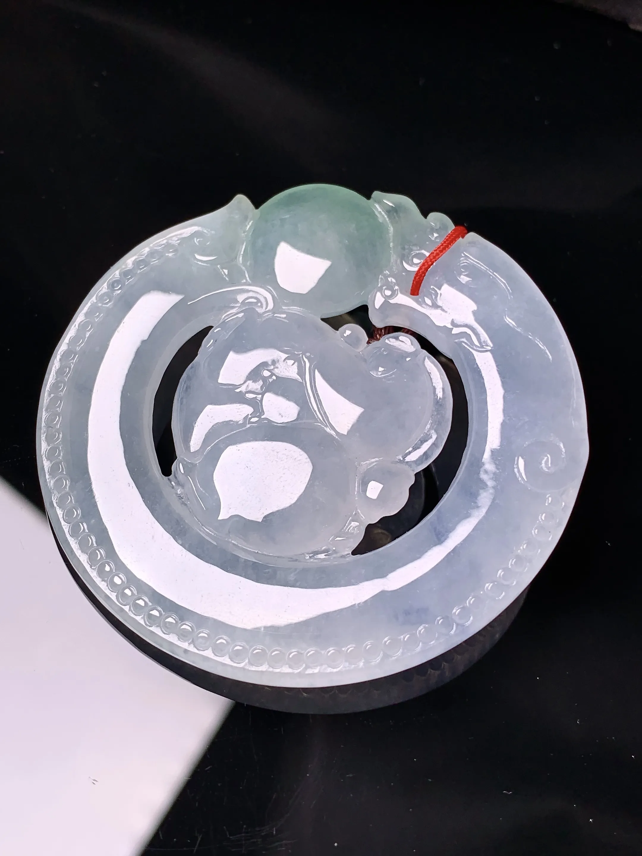 冰种生肖鼠牌吊坠 玉质细腻 色泽艳丽清新 整体尺寸51.5*52*5.8