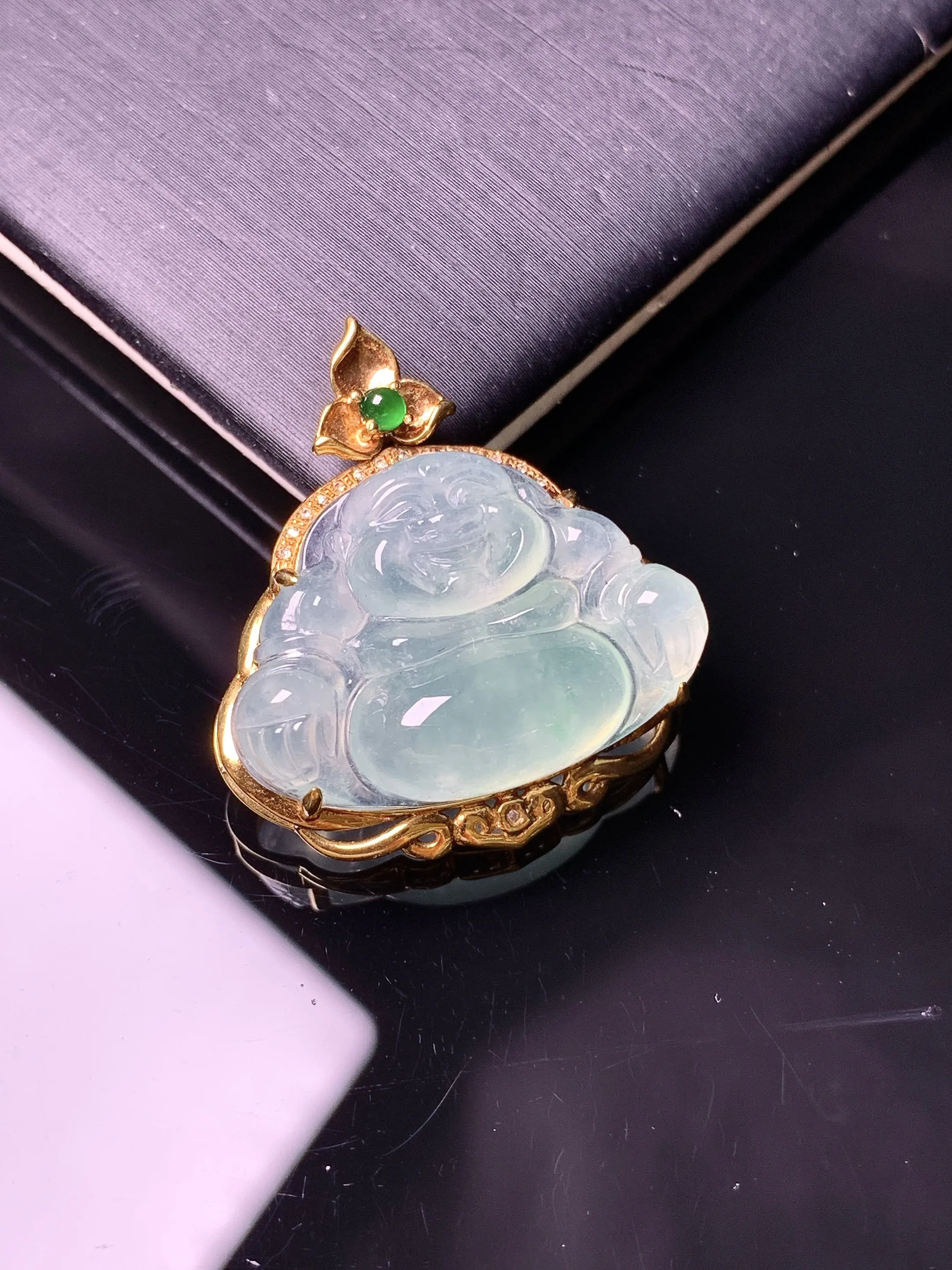 18k金钻镶嵌冰种佛公吊坠 玉质细腻 色泽艳丽清新 整体尺寸27.2*25.5*8.2