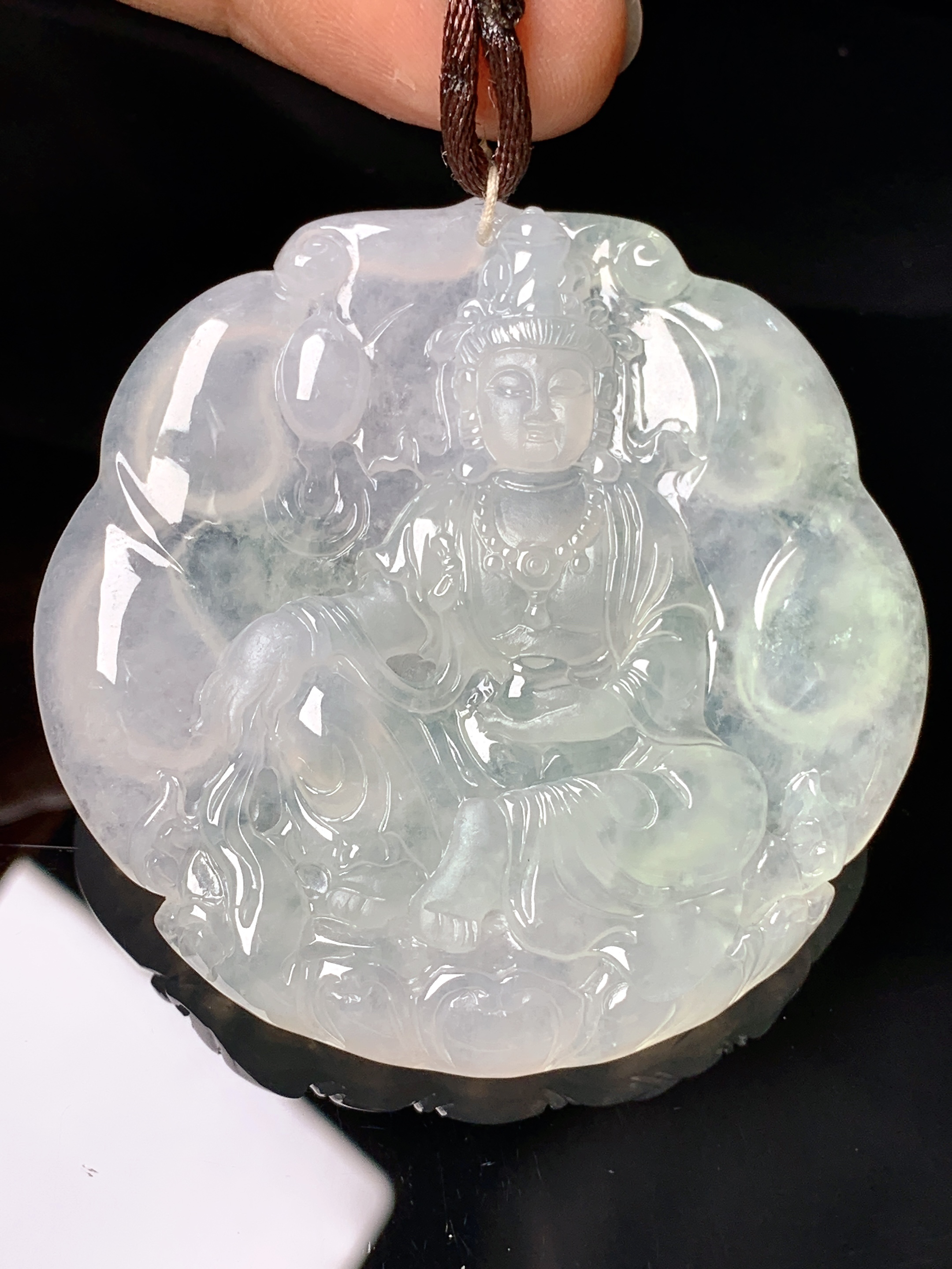 冰种观音菩萨吊坠 玉质细腻 色泽艳丽清新 整体尺寸52.8*52.2*6.2