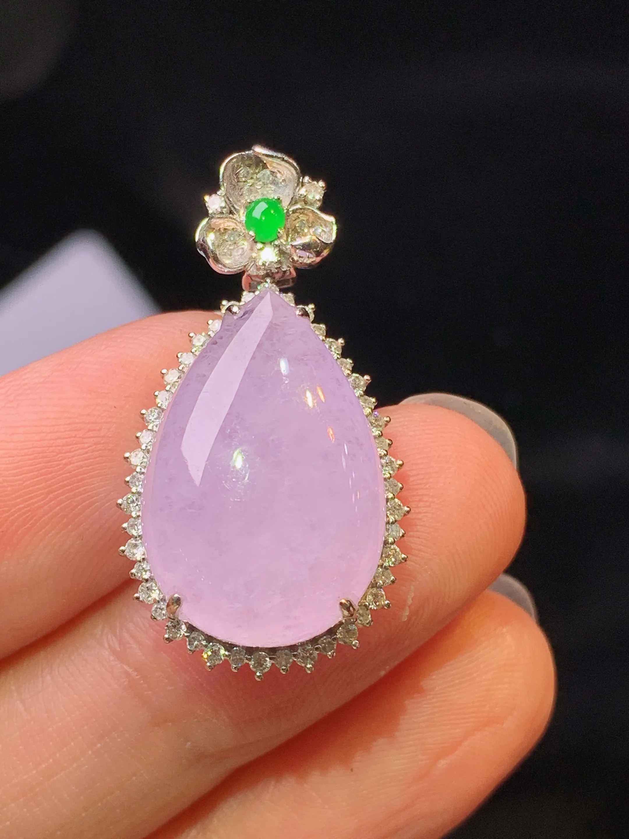 18k金钻镶嵌粉紫罗兰水滴吊坠 玉质细腻 色泽艳丽清新 整体尺寸30.2*16.2*8.2