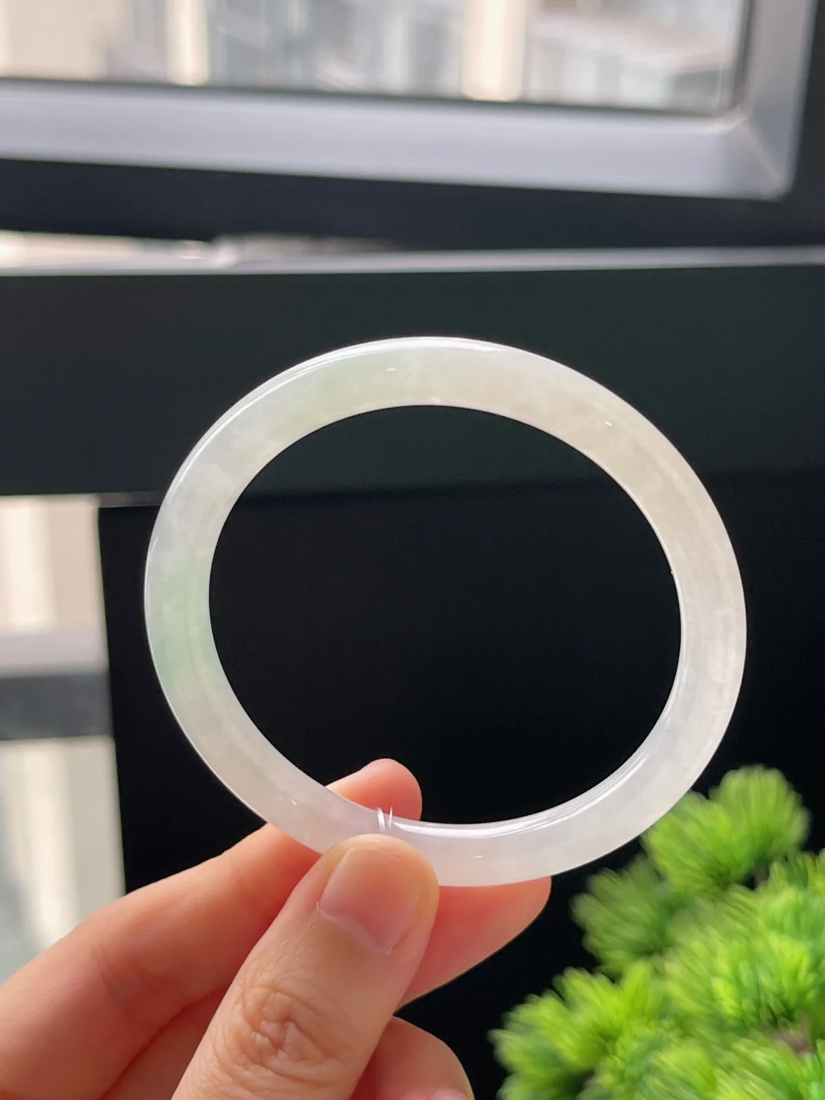 圆镯52.1圈口，翡翠冰糯淡绿色美人条