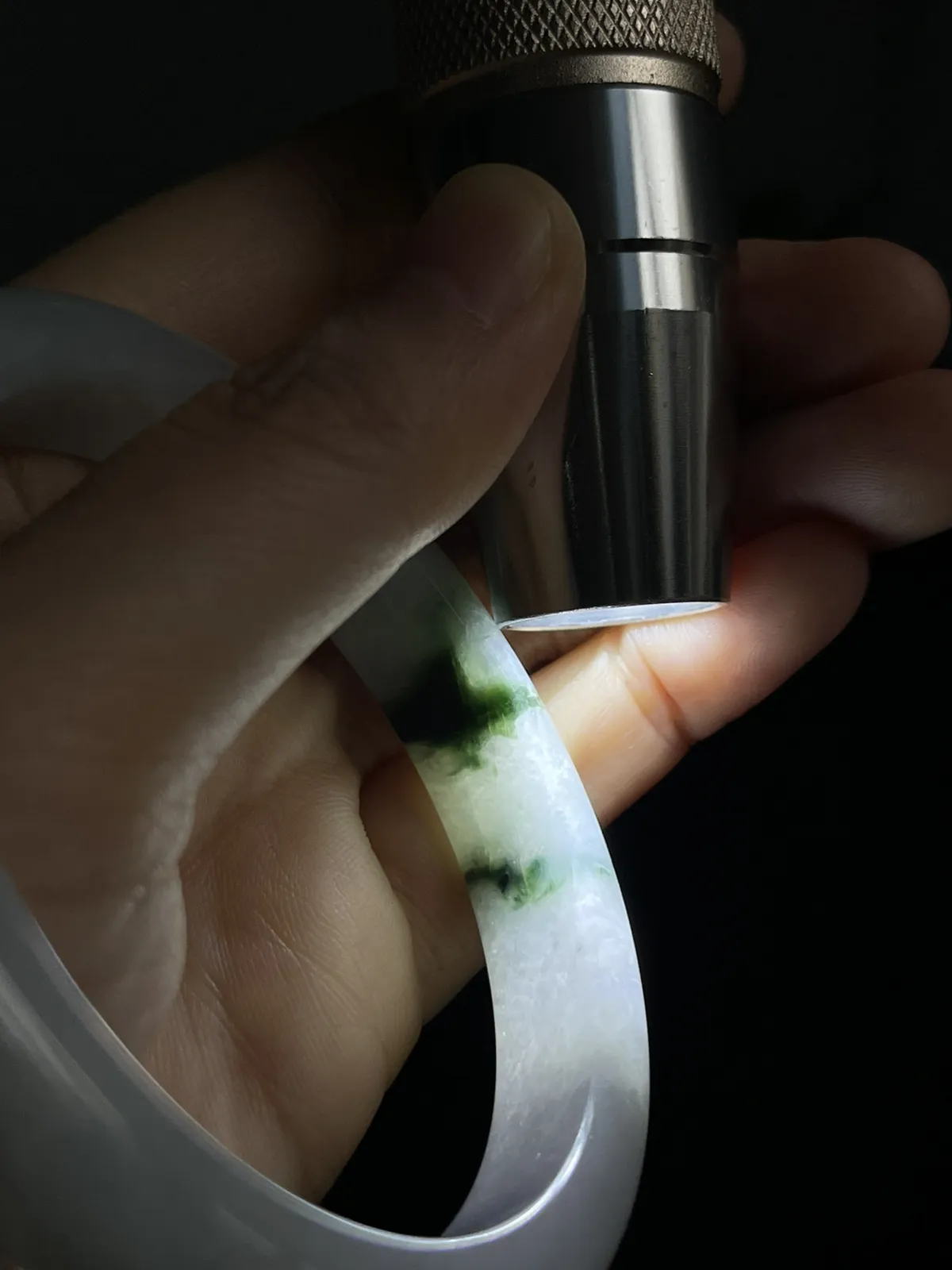 翡翠手镯，种老肉细，底子通透，飘三抹蓝绿花，上手漂亮，仙气飘飘