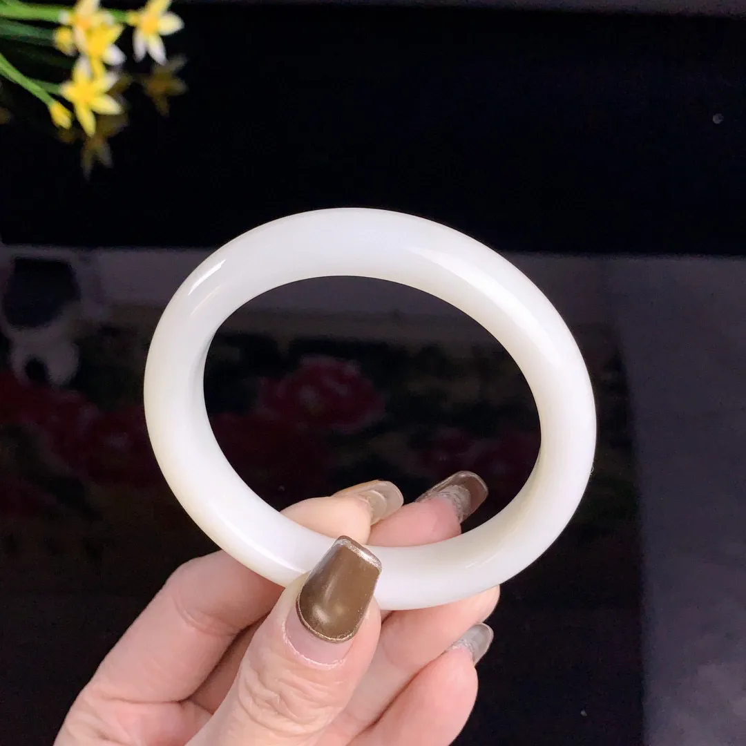 和田玉57.6圈口暖白色手镯！玉质细腻油润 底色纯净无裂无杂 脂粉好，品质高