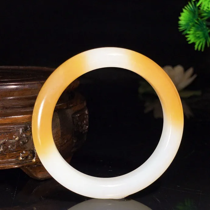 52圈口 新疆且末糖手镯。且末糖羊脂白玉手镯。圈口52条宽10厚9mm重39克，白度一级。玉质细腻油