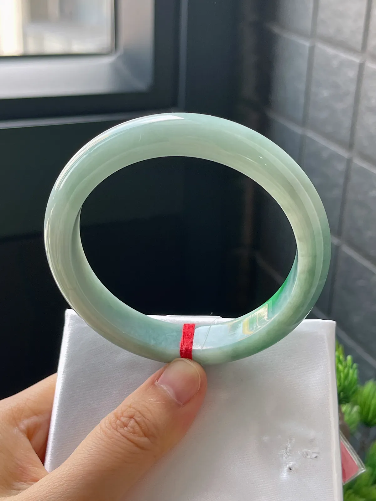 正圈57.7圈口，翡翠糯化种飘绿手镯