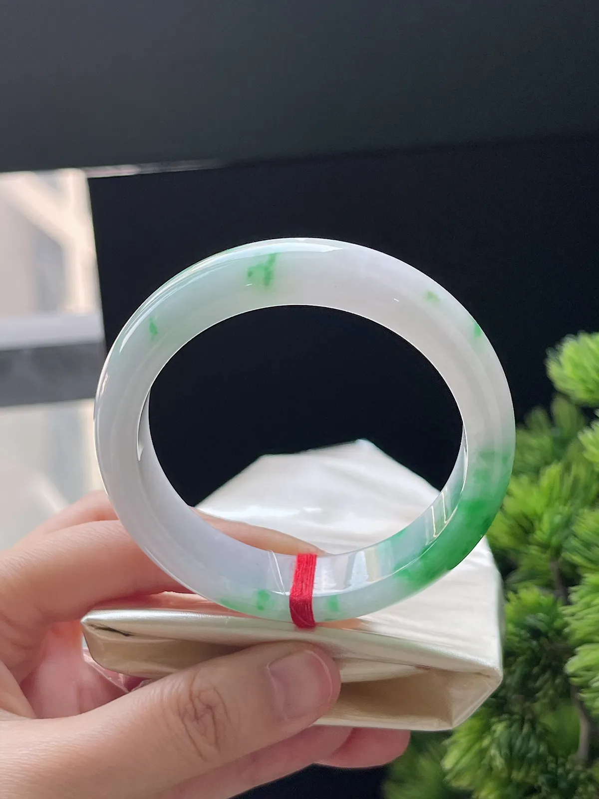 正圈54.6圈口，翡翠糯化种飘绿手镯