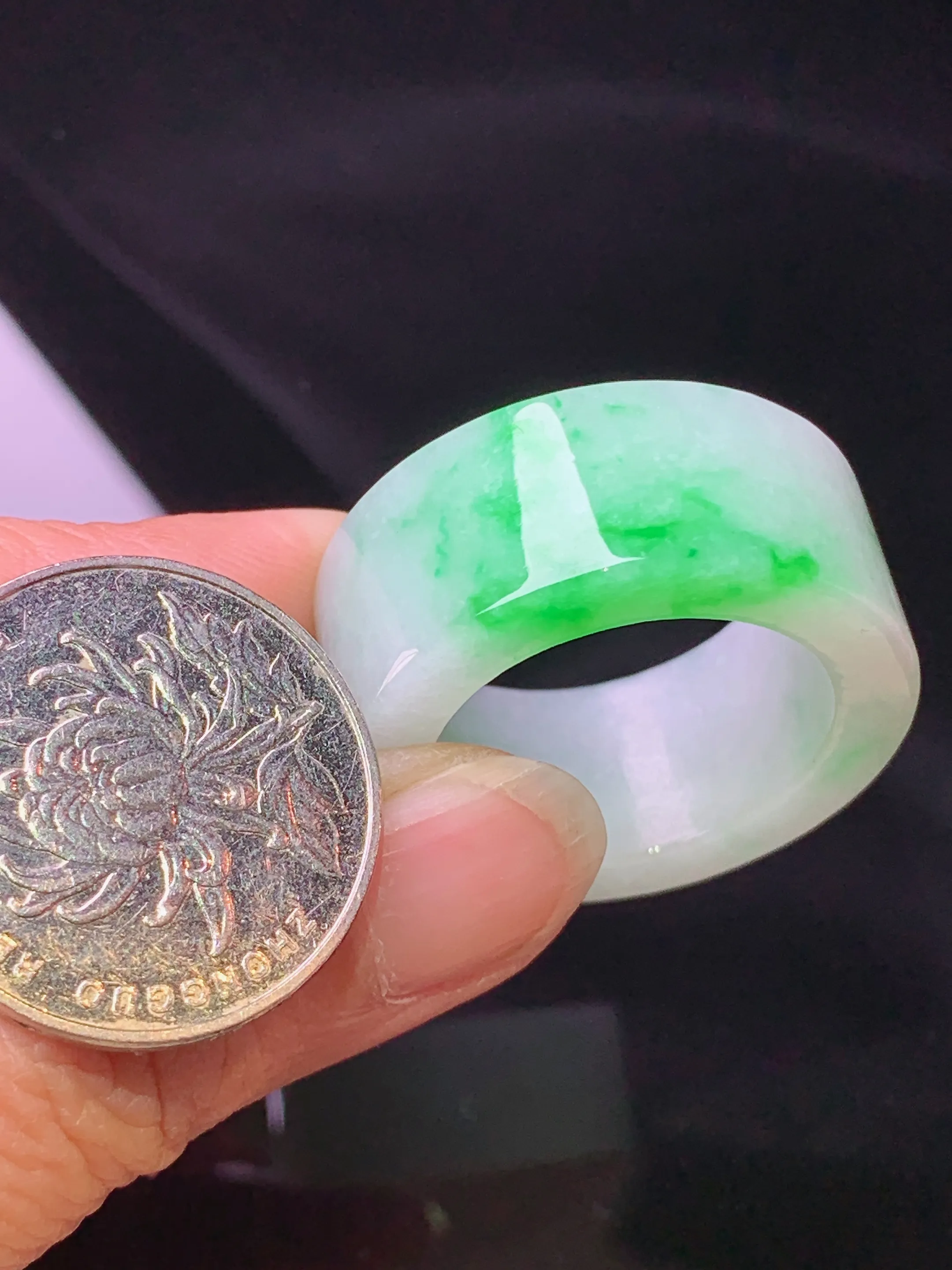 飘绿扳指 玉质细腻 色泽艳丽清新 圈口27.5 整体尺寸31.8*12.5*5