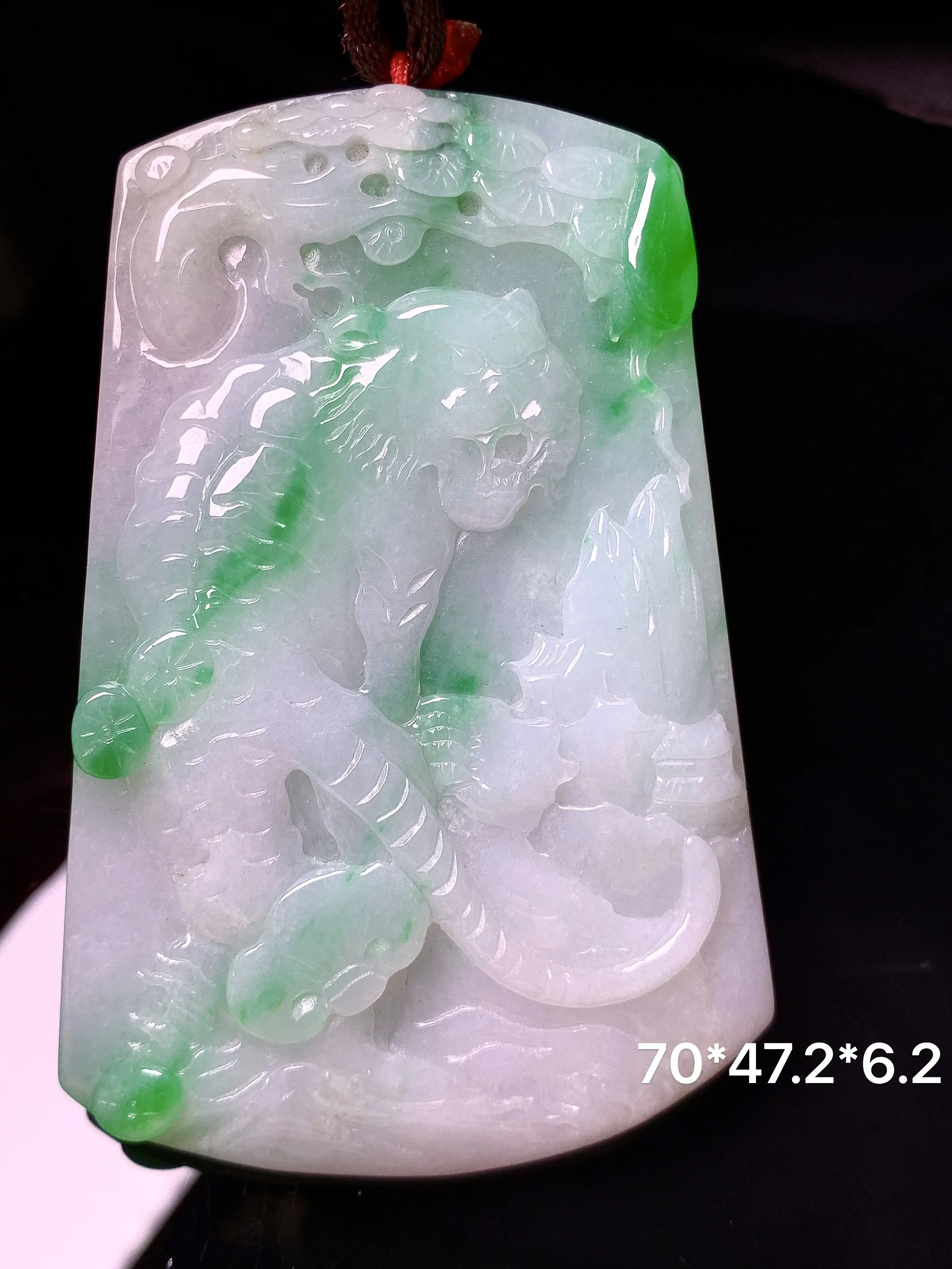 飘绿生肖虎牌吊坠 玉质细腻 色泽艳丽清新 整体尺寸70*47.2*6.2