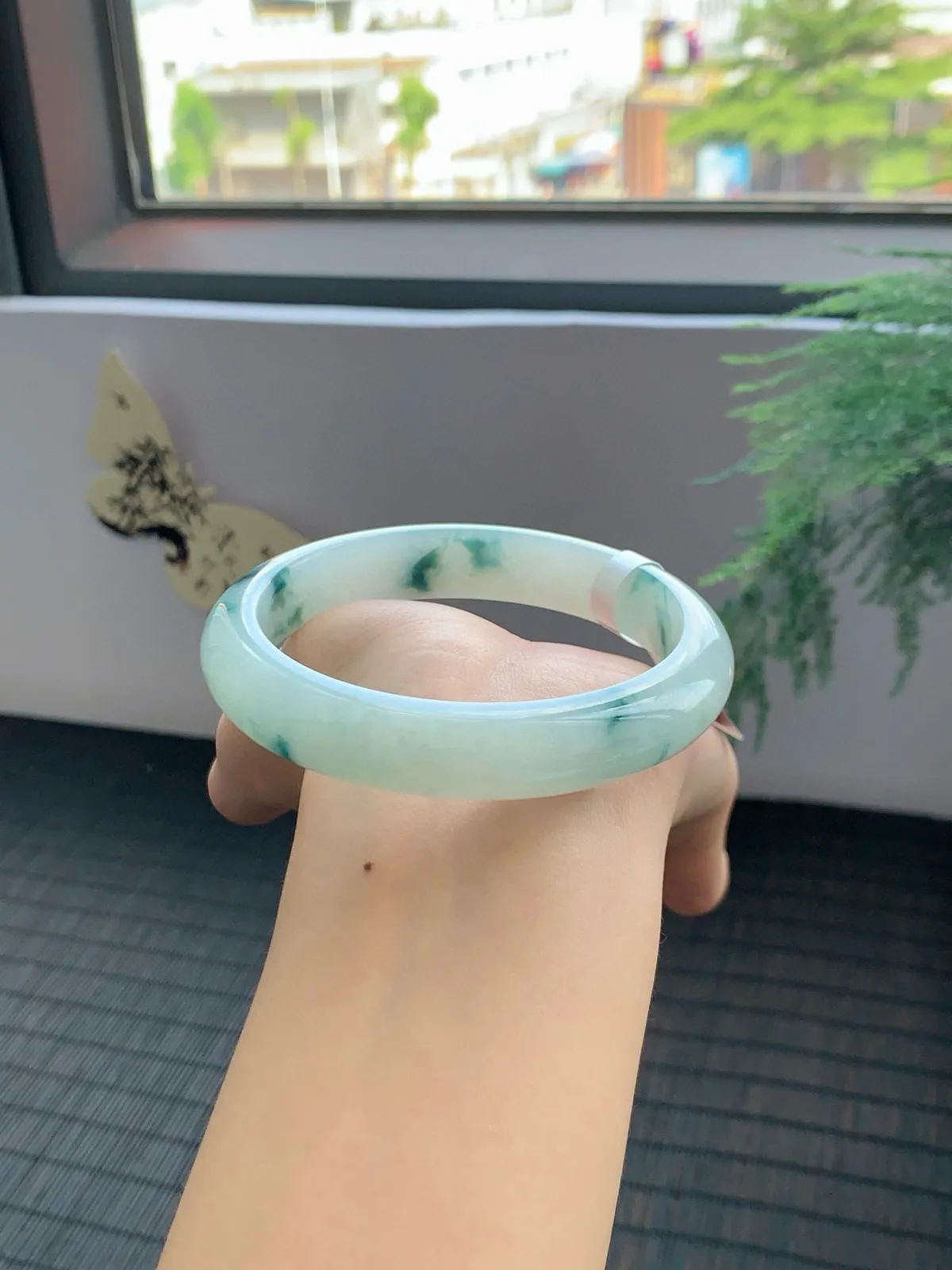 【冰飘花手镯】
一汀烟雨杏花寒雨过天晴的柔风绿色 澄净湖水的宁静仿佛整个春天都在里面
【尺寸】61-13-8mm