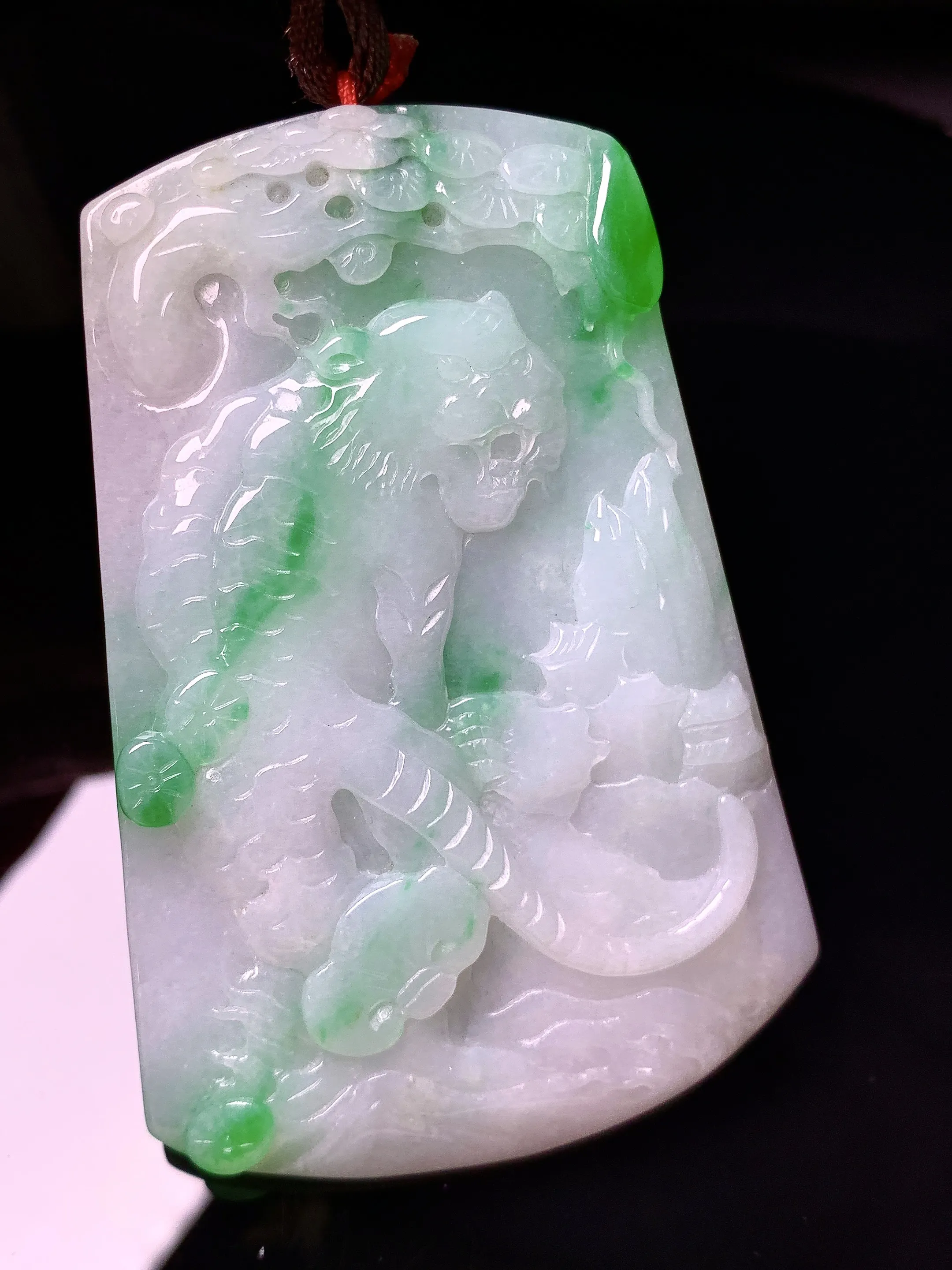 飘绿生肖虎牌吊坠 玉质细腻 色泽艳丽清新 整体尺寸70*47.2*6.2