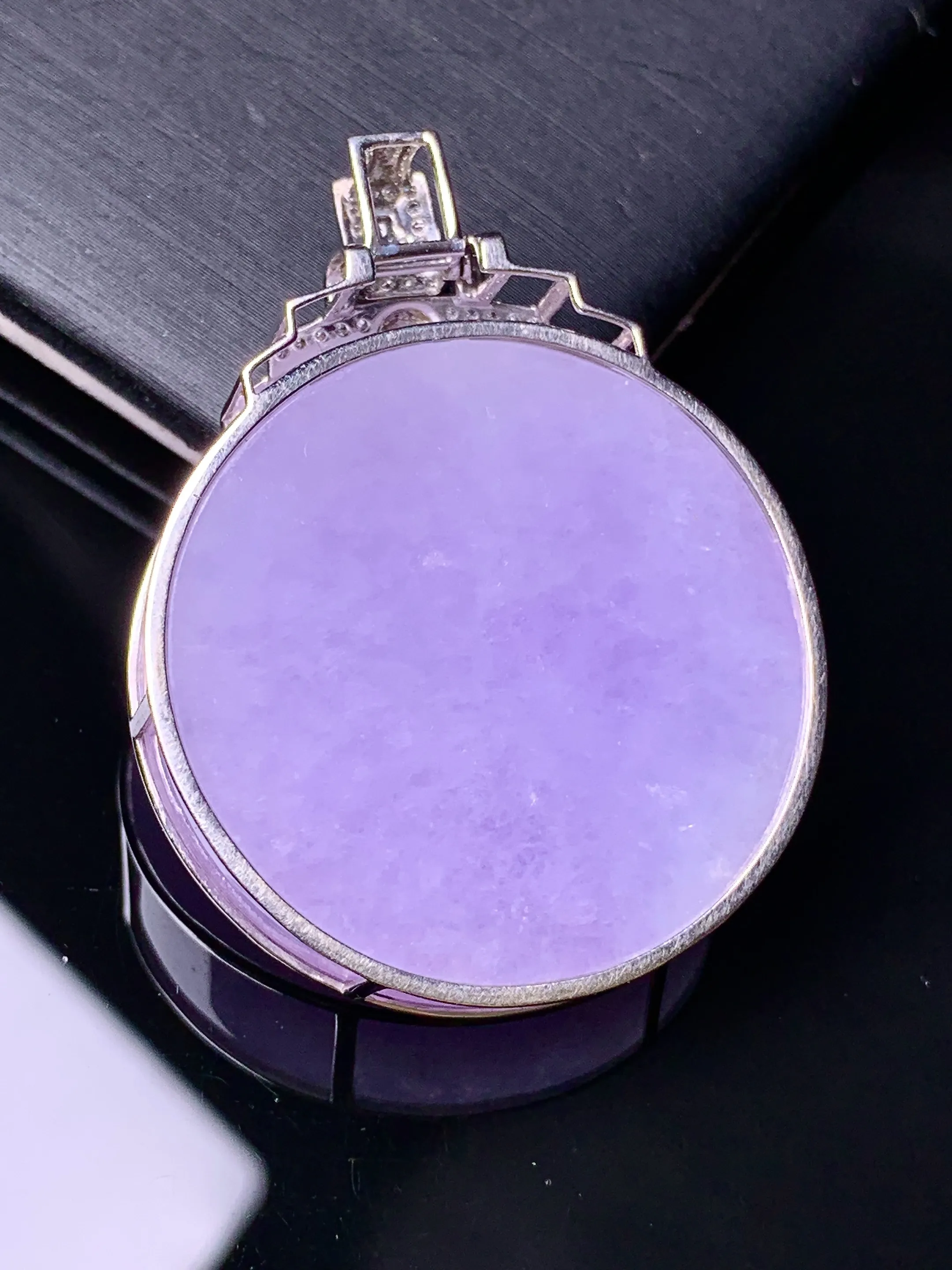 18k金钻镶嵌紫罗兰圆牌吊坠 玉质细腻 色泽艳丽清新 整体尺寸39.3*29.5*7.5