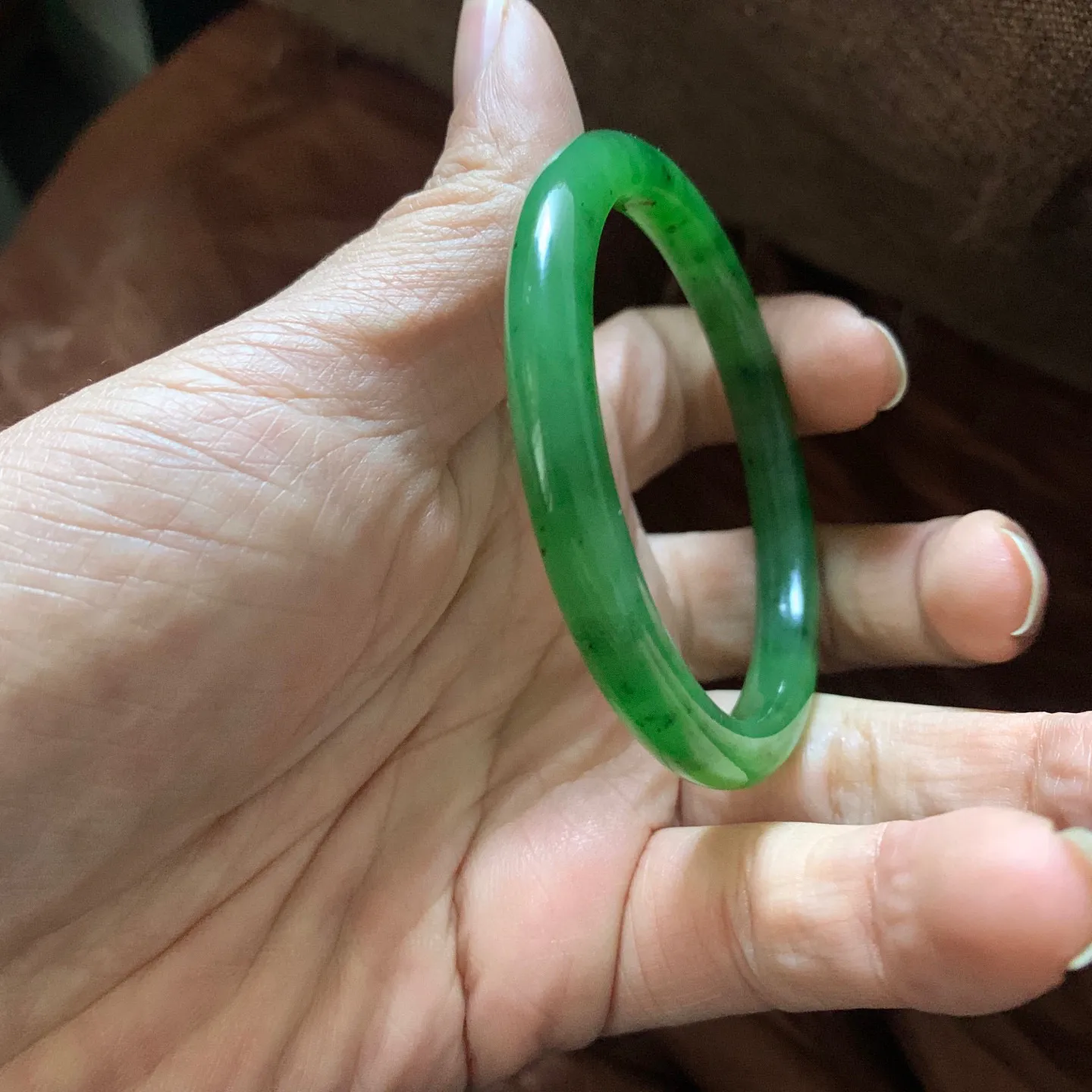 和田玉碧玉54.5圈口苹果绿手镯，镯型古朴典雅。在诗情画意的雨巷相遇，你是我腕间的一抹风情，有你眸有深情.清风荡漾湖间静水，我愿俯身低眉，在烟波涟漪处寻