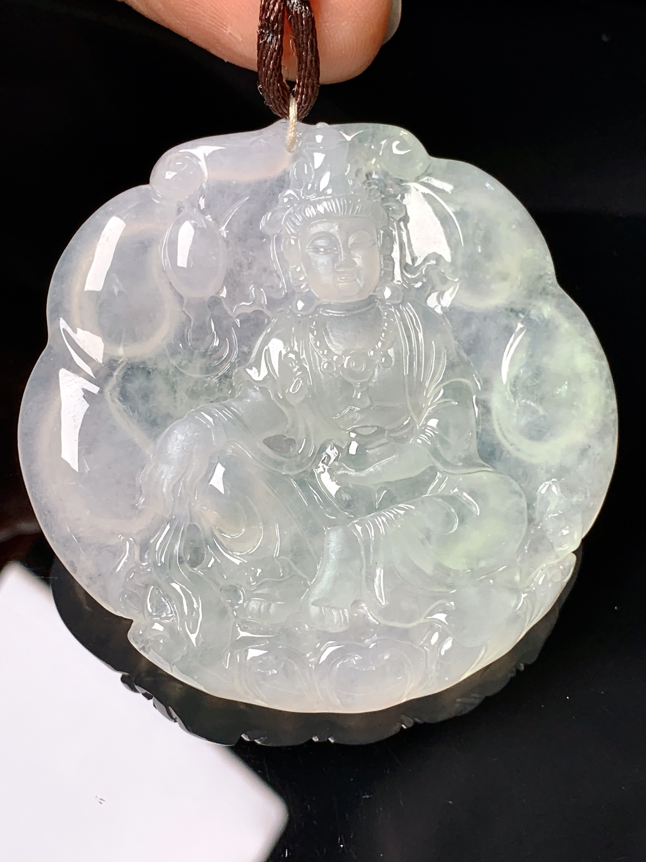 冰种观音菩萨吊坠 玉质细腻 色泽艳丽清新 整体尺寸52.8*52.2*6.2