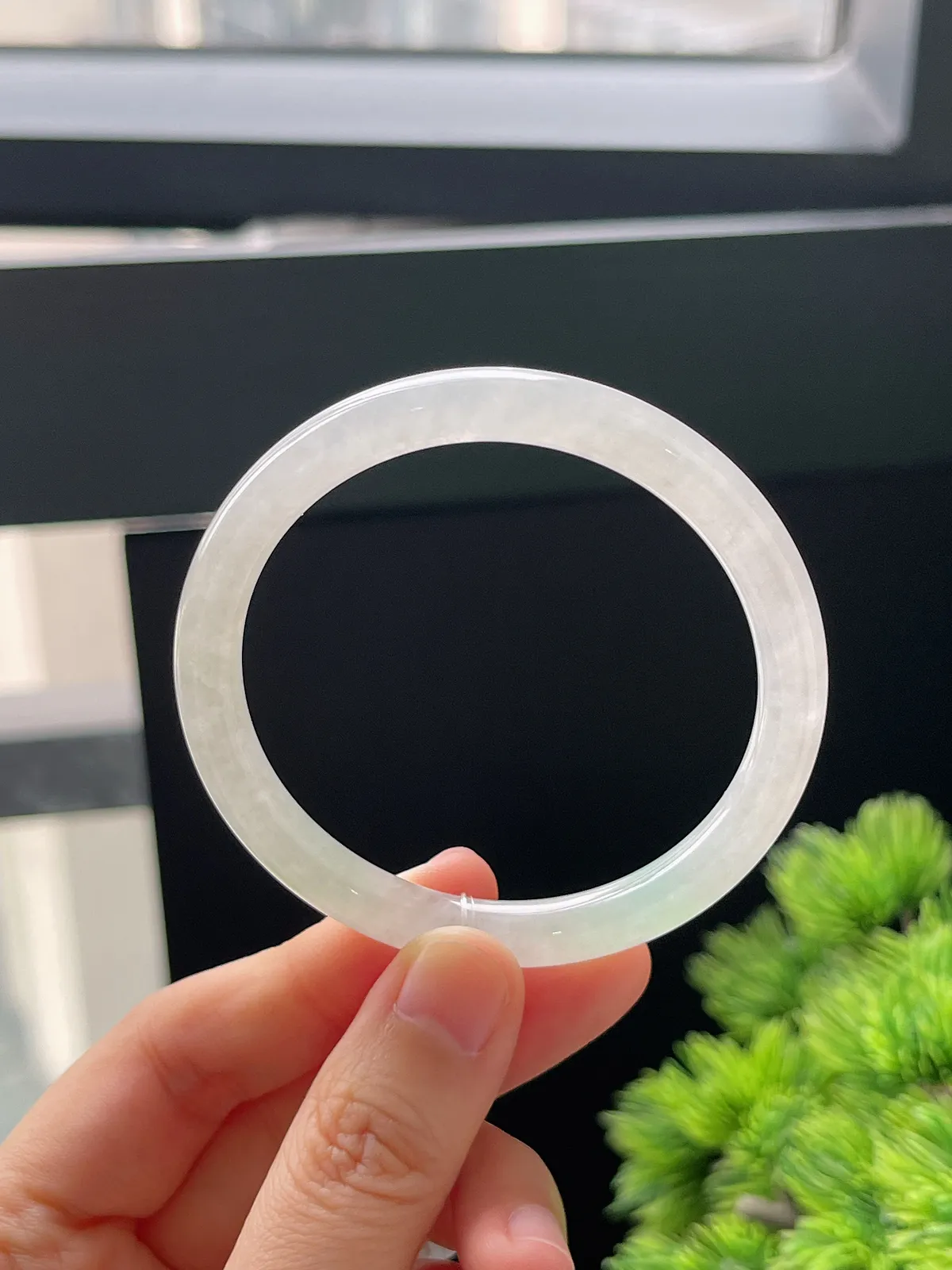 圆镯52.1圈口，翡翠冰糯淡绿色美人条