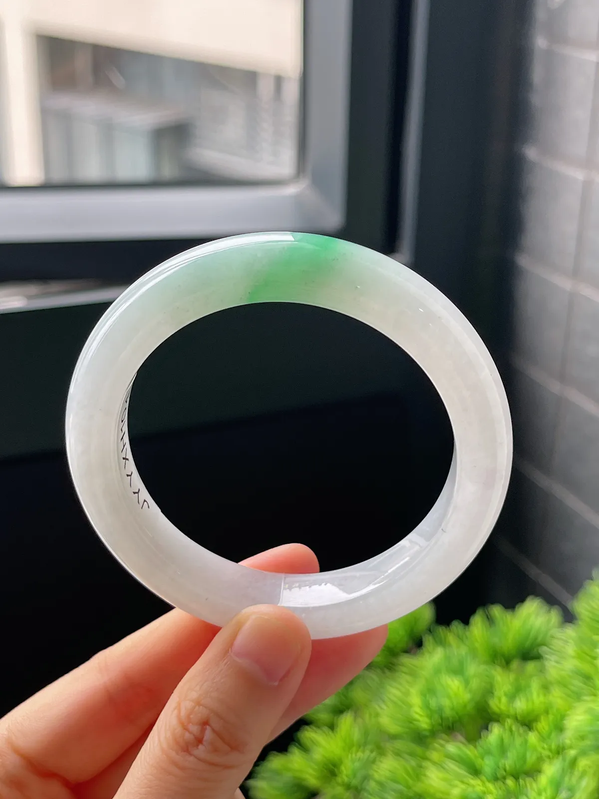 正圈55圈口，翡翠冰糯种飘绿手镯