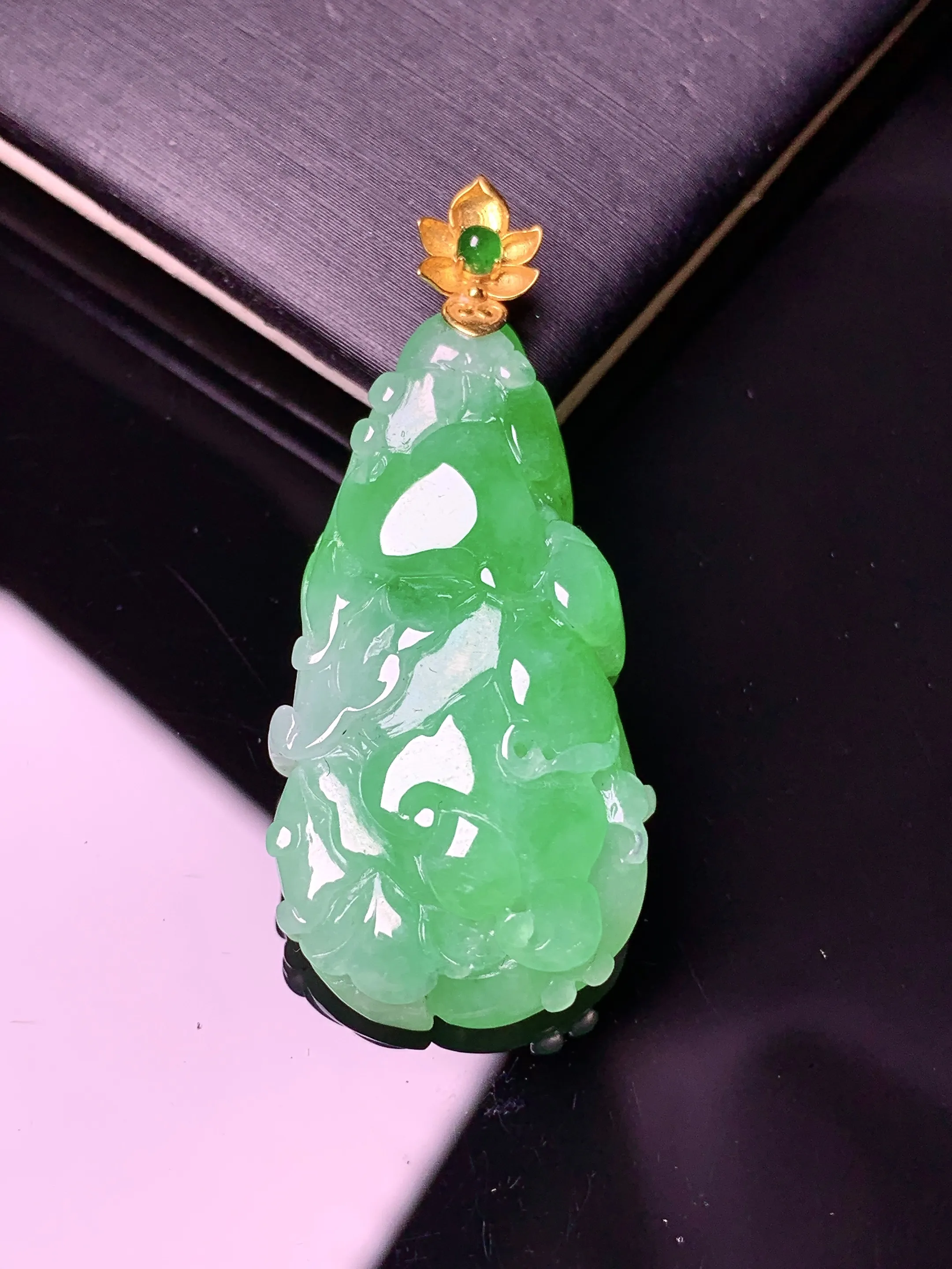 18k金镶嵌翠绿白菜吊坠 玉质细腻 色泽艳丽清新 整体尺寸40.3*18*8.8