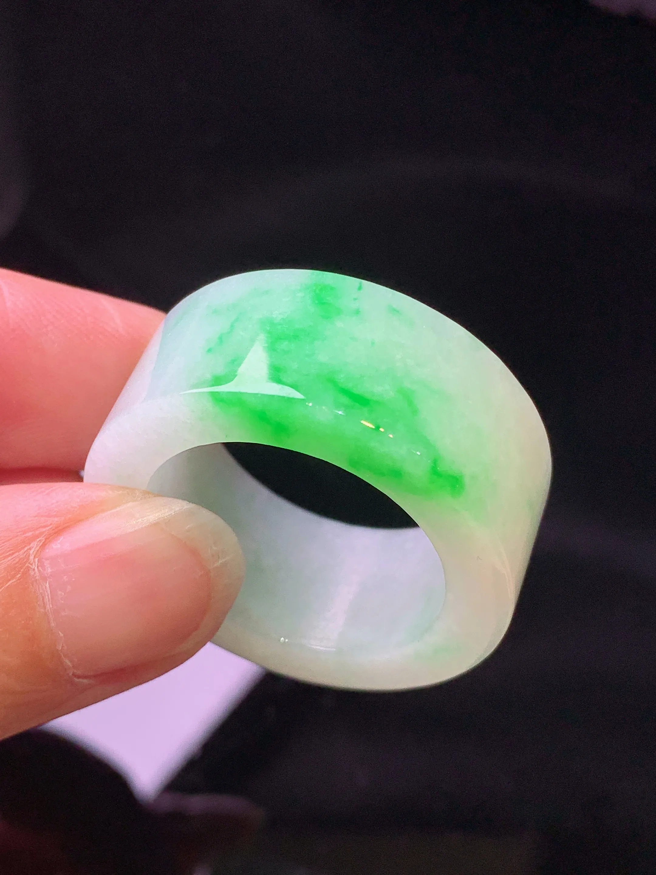 飘绿扳指 玉质细腻 色泽艳丽清新 圈口27.5 整体尺寸31.8*12.5*5