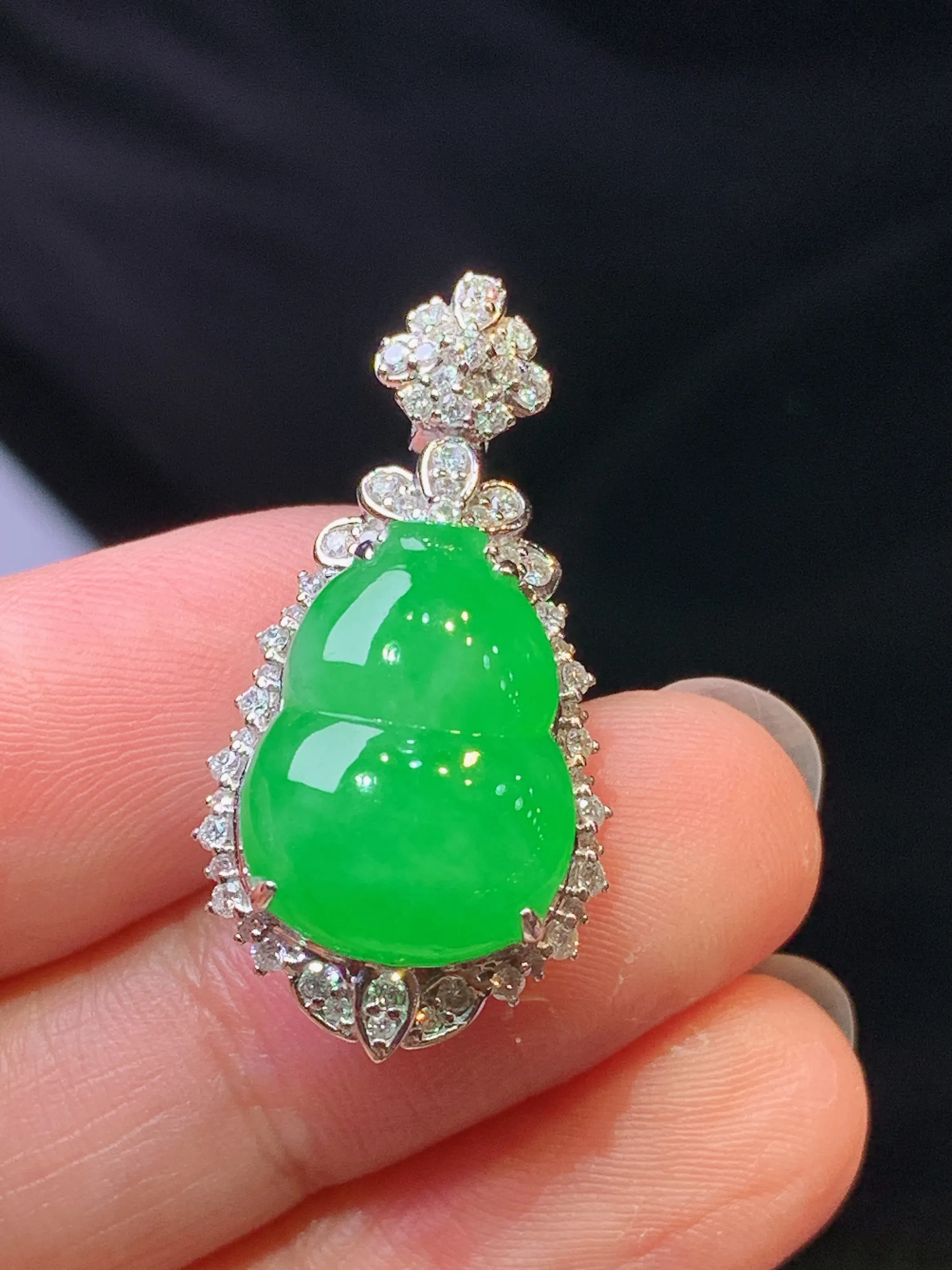 18k金钻镶嵌满绿葫芦吊坠 玉质细腻 色泽艳丽清新 整体尺寸30*15.2*12