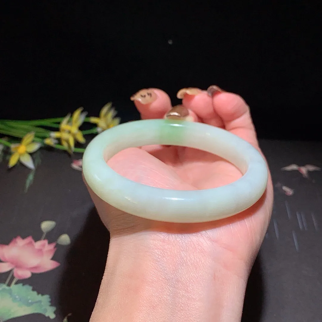 和田玉57.5圈口翠青手镯，玉质细腻油润 底色纯净 无裂无黑 脂粉好，品质高