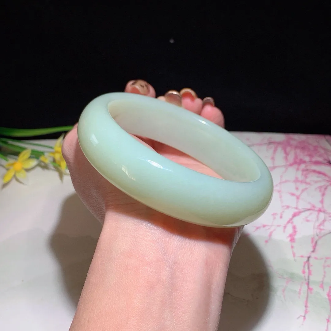 和田玉66圈口且末蓝手镯！玉质细腻油润 底色纯净 无裂无杂 脂粉好，品质高。