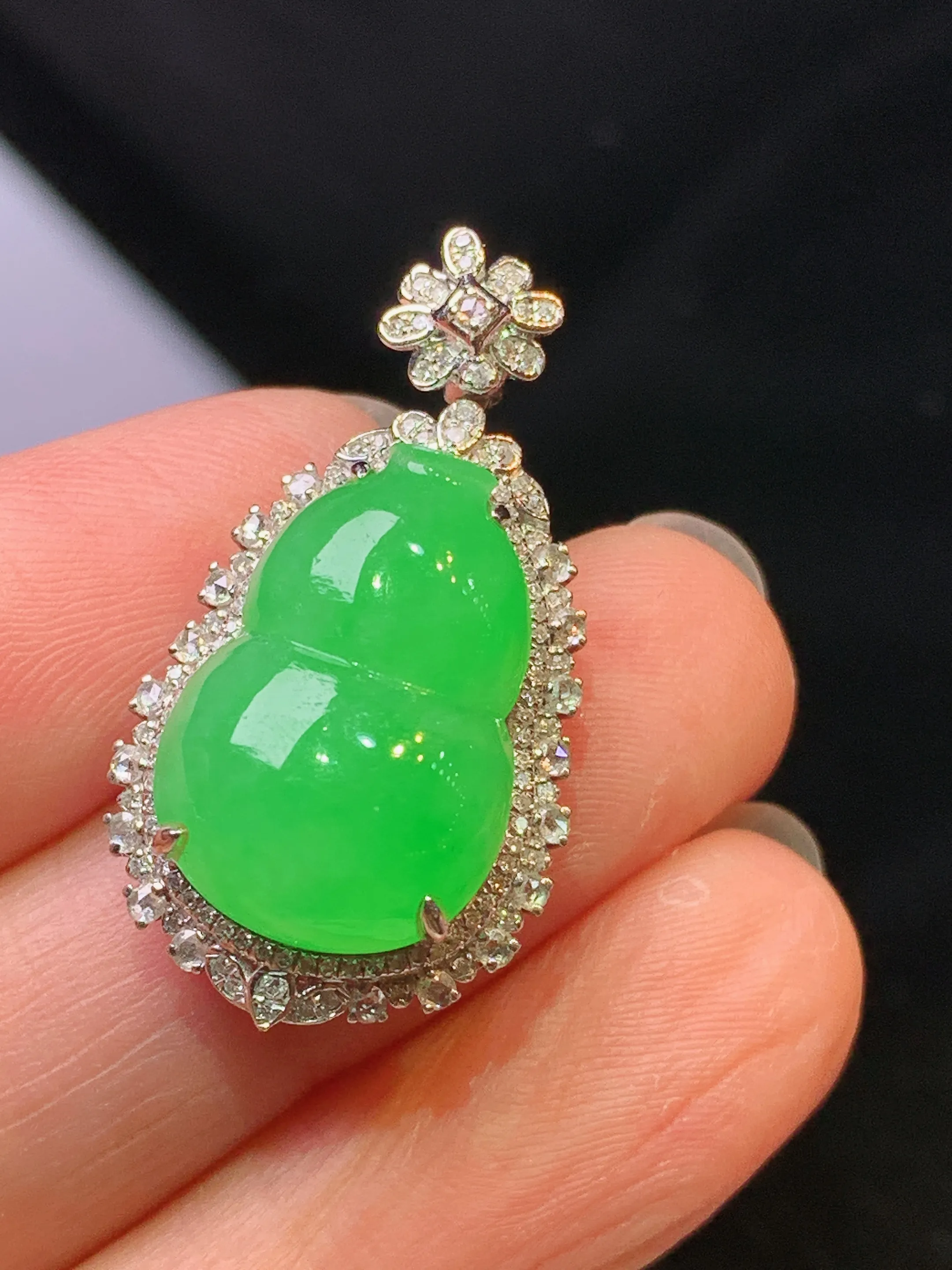 18k金钻镶嵌翠绿葫芦吊坠 玉质细腻 色泽艳丽清新 整体尺寸29.5*16.3*10.8