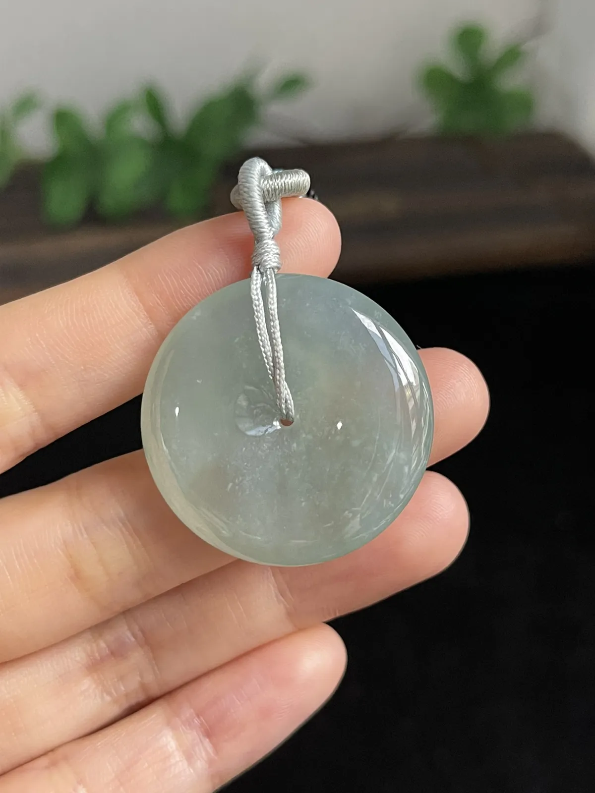 翡翠冰糯种淡绿色平安扣，配珠未测