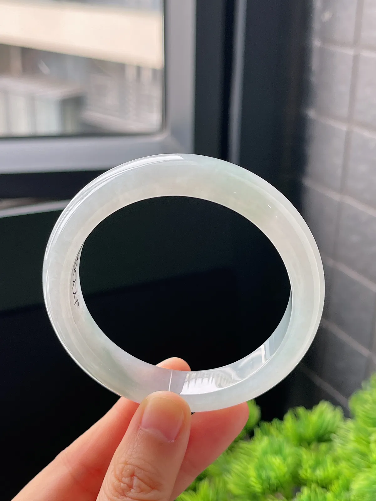 正圈56.4圈口，翡翠冰糯种淡绿色手镯