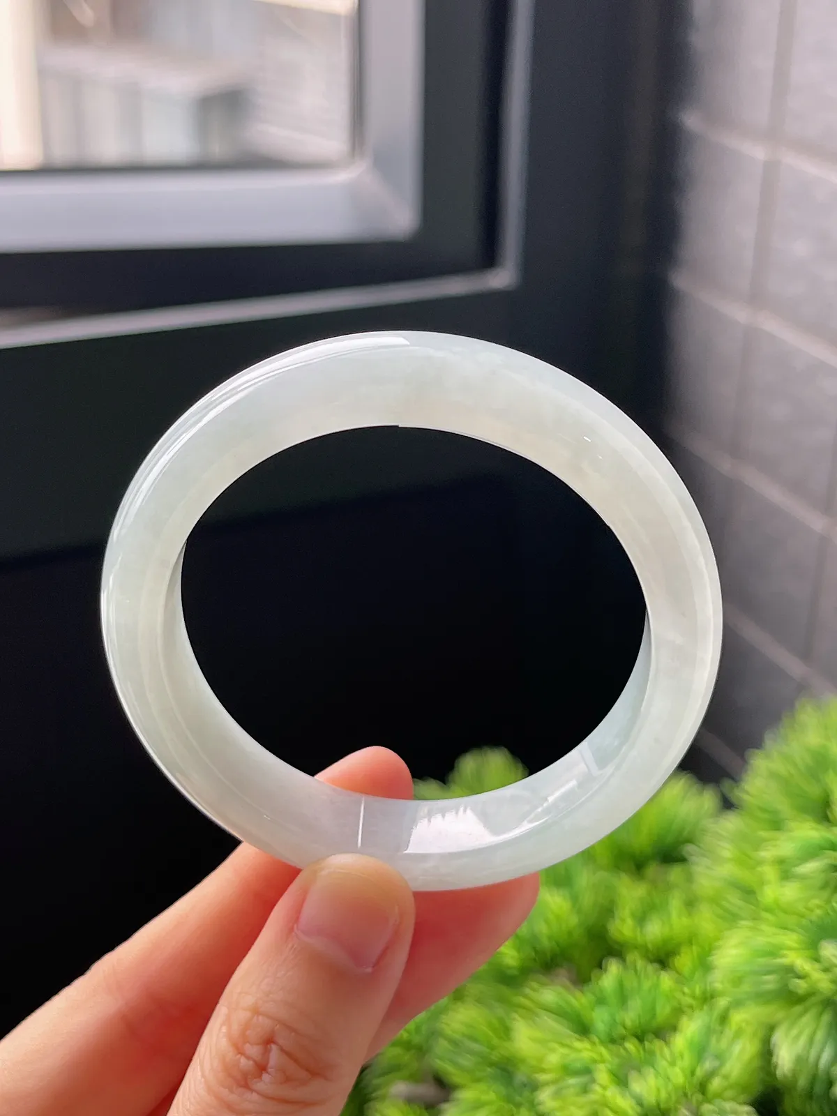 正圈51.8圈口，翡翠冰糯种淡绿色手镯