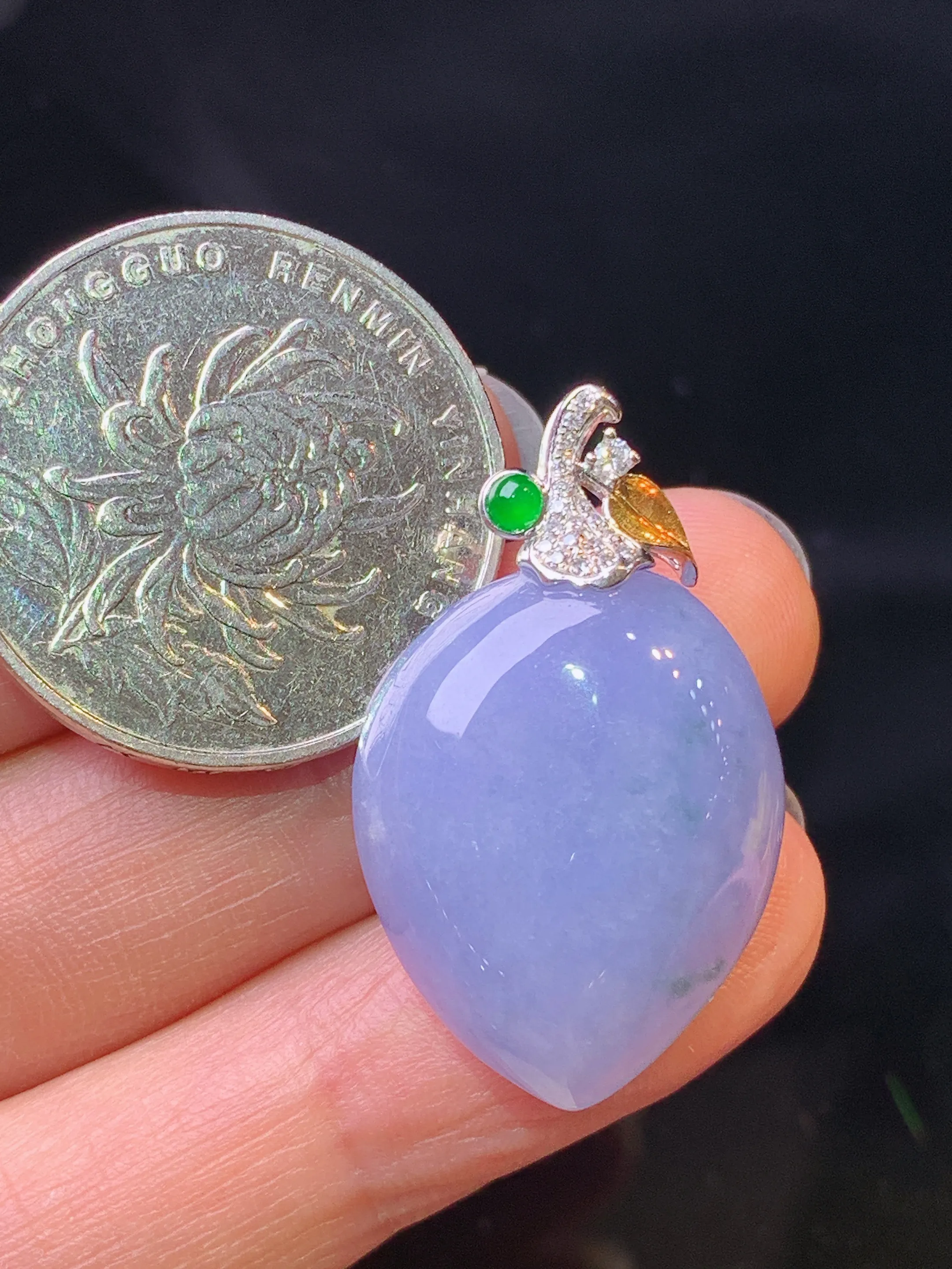 18k金钻镶嵌紫罗兰寿桃吊坠 玉质细腻 色泽艳丽清新 整体尺寸30.5*18.5*8.8