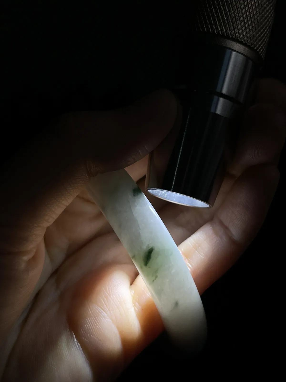 翡翠手镯，种老肉细，底子通透，飘三抹蓝绿花，上手漂亮，仙气飘飘