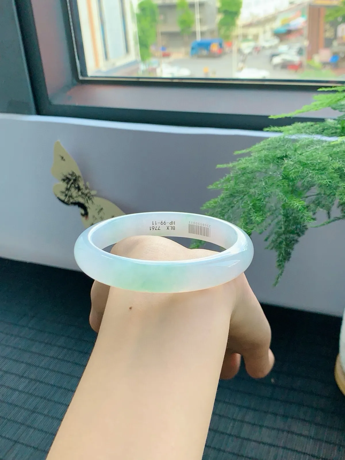 冰飘绿翡翠手镯，清泉般泌人心脾，丝丝绿润进心田，如清风徐来，令人心旷神怡，有种独一无二的诗意美
【尺寸】61-12-8mm