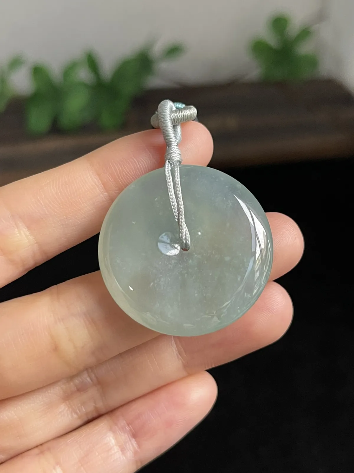 翡翠冰糯种淡绿色平安扣，配珠未测