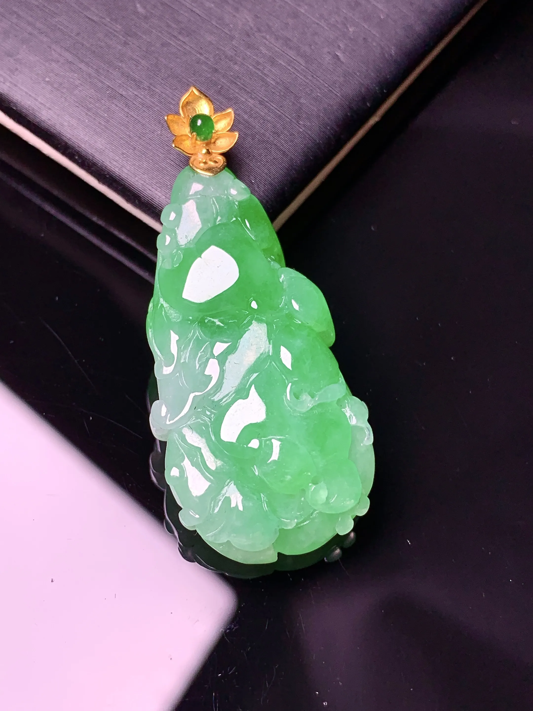 18k金镶嵌翠绿白菜吊坠 玉质细腻 色泽艳丽清新 整体尺寸40.3*18*8.8