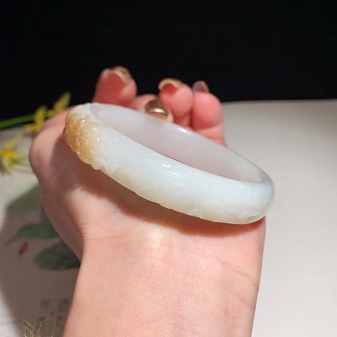 和田玉54圈口且末糖料雕花手镯，玉质细腻油润 底色纯净 无裂无杂 脂粉好，品质好