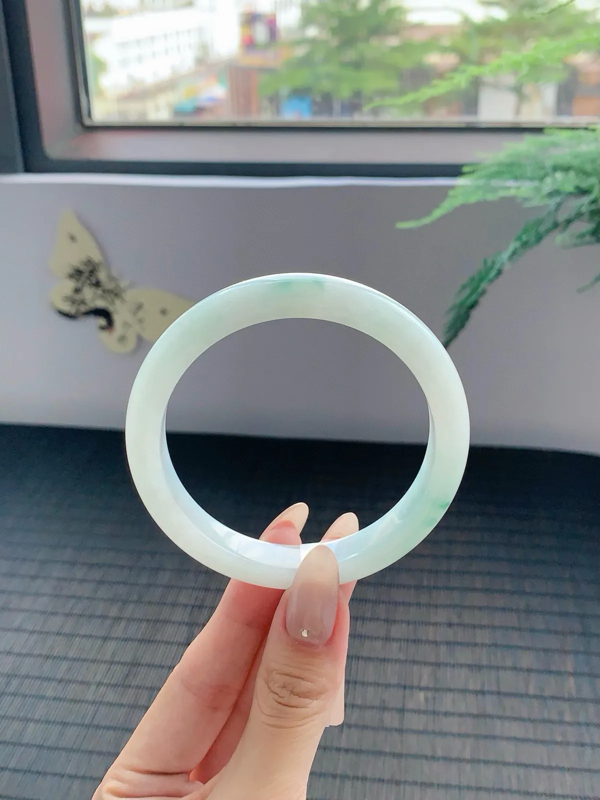 冰飘花手镯，镯色生香，水润中透着灵气，仿佛有生命在其中流淌。花色灵动飘逸，如同翩翩起舞的精灵，为