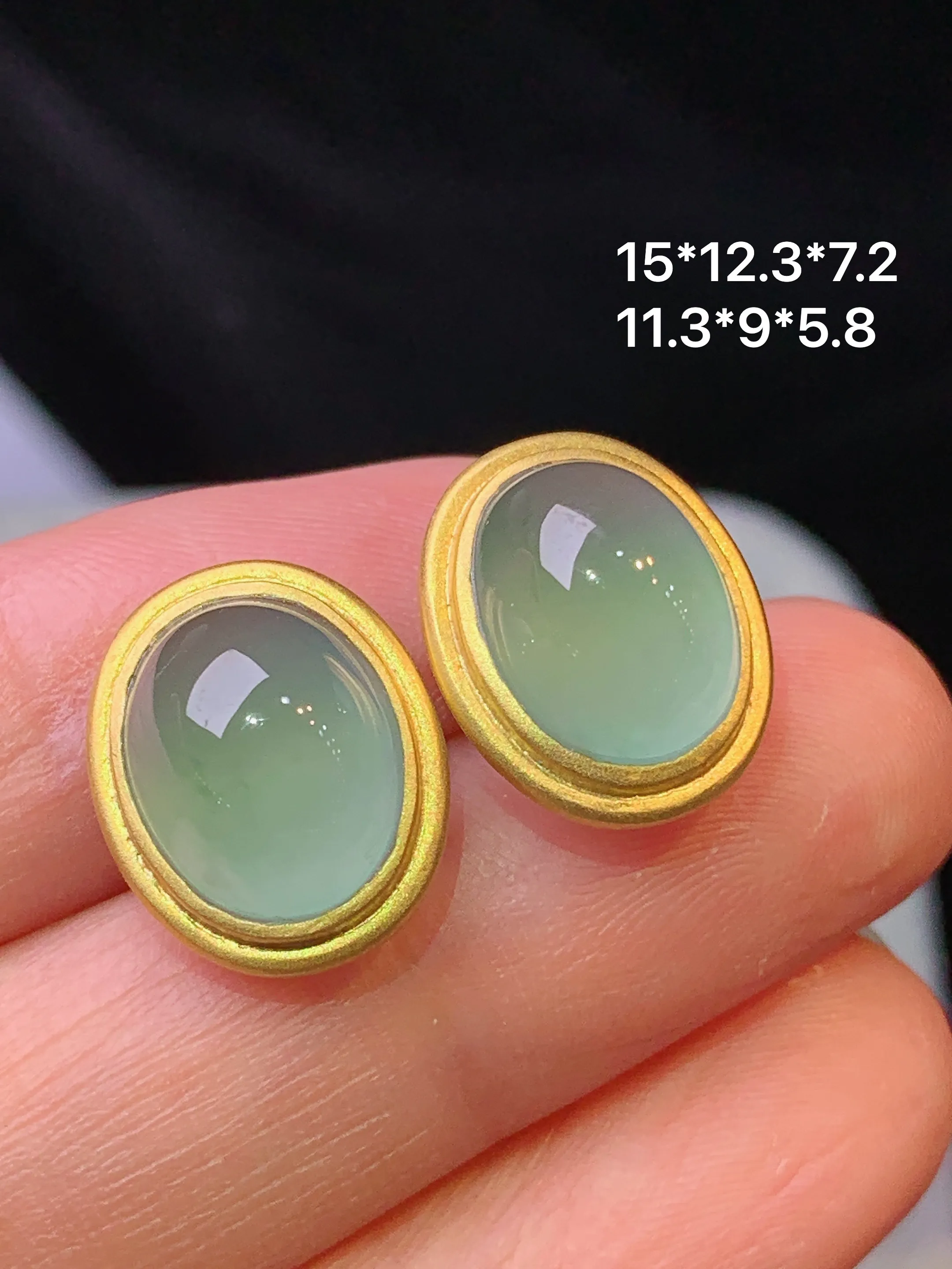 18k金镶嵌晴绿蛋面耳钉 玉质细腻 色泽艳丽清新 整体尺寸15*12.3*7.2