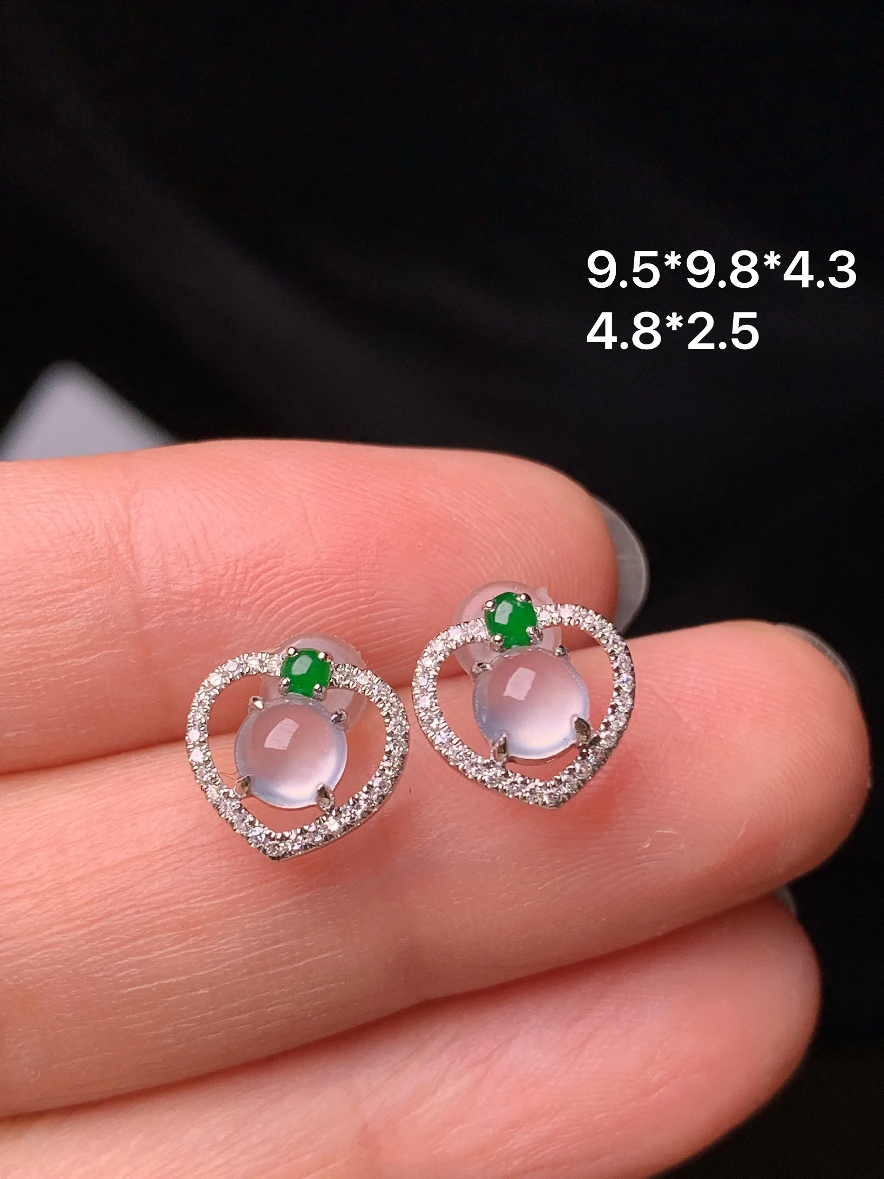 18k金钻镶嵌冰种蛋面耳钉 玉质细腻 色泽艳丽清新 整体尺寸9.5*9.8*4.3