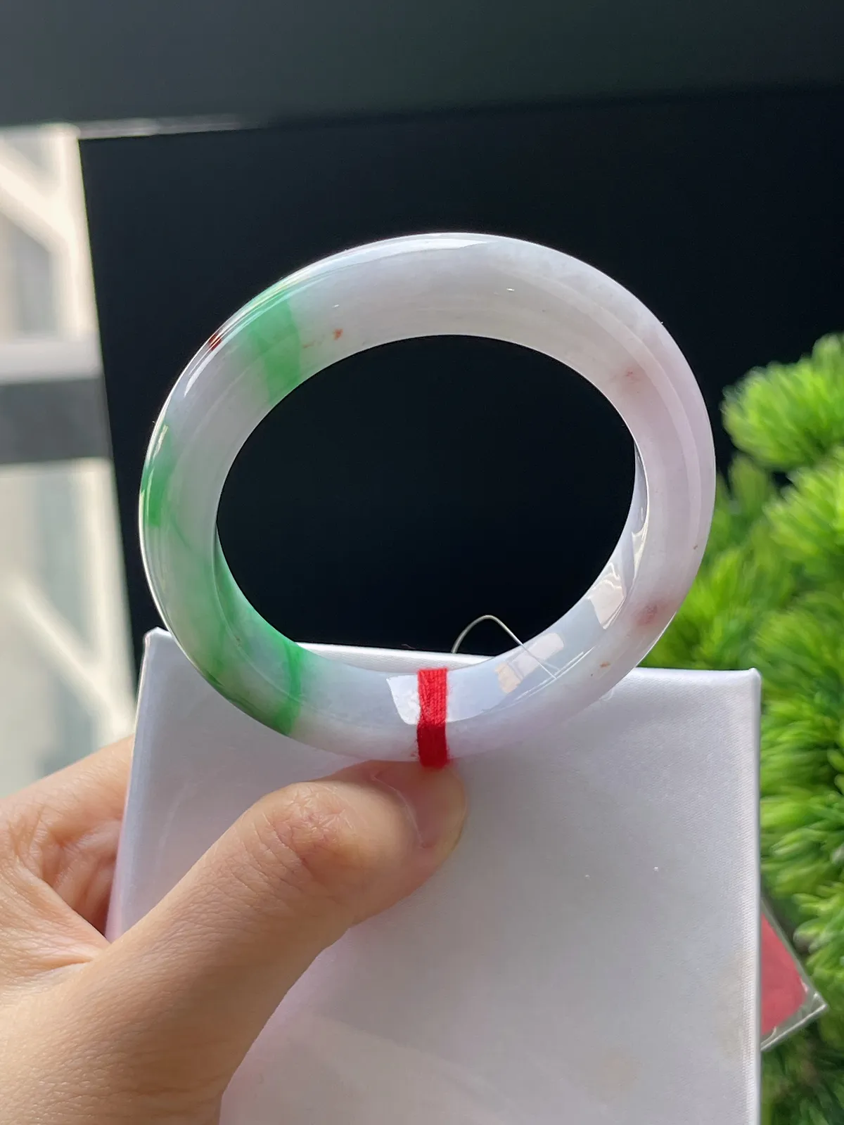 贵妃镯52.5圈口，翡翠糯化种辣绿色手镯