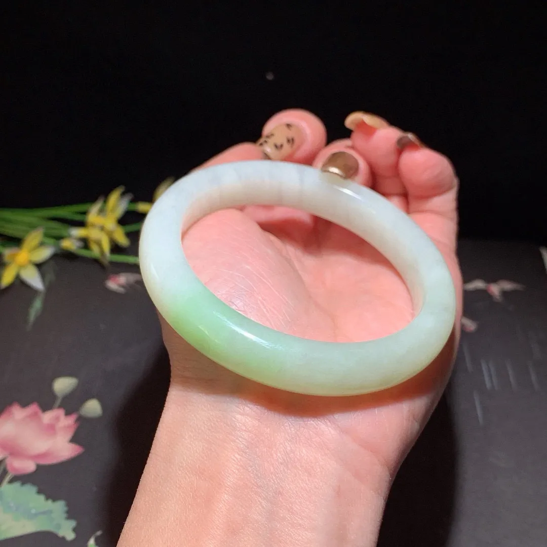 和田玉57.5圈口翠青手镯，玉质细腻油润 底色纯净 无裂无黑 脂粉好，品质高