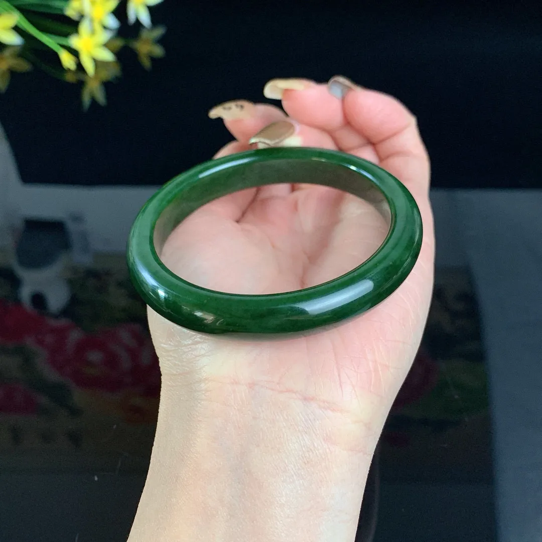 和田玉58.5圈口菠菜绿碧玉手镯！玉质细腻油润 底色纯净 无裂无棉 脂粉好，品质高