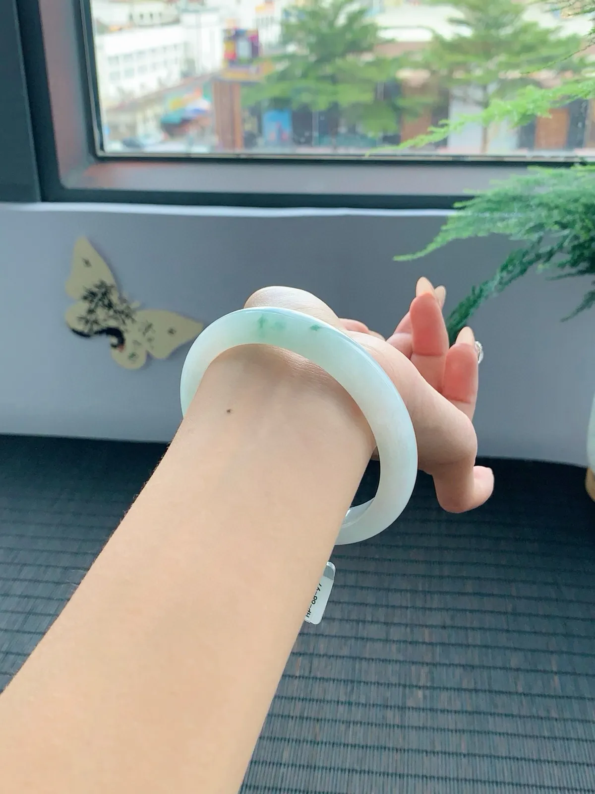 冰飘花手镯，镯色生香，水润中透着灵气，仿佛有生命在其中流淌。花色灵动飘逸，如同翩翩起舞的精灵，为手镯增添了无尽的魅力
【尺寸】61-11.5-8mm