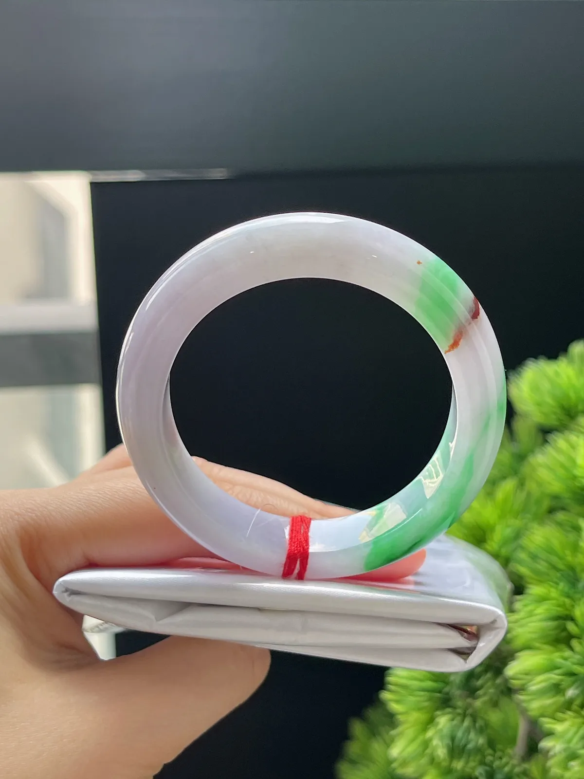 贵妃镯52.5圈口，翡翠糯化种辣绿色手镯