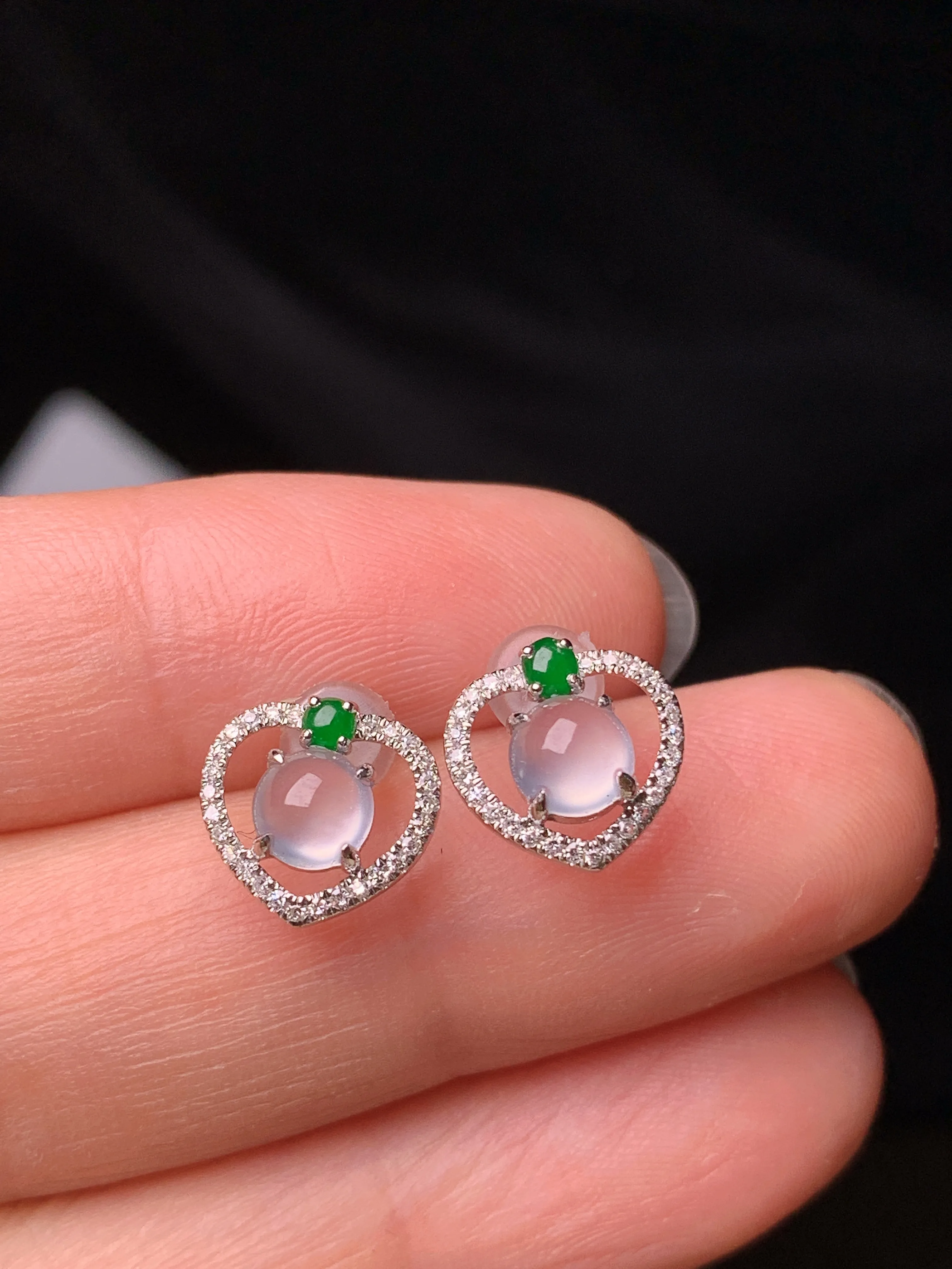 18k金钻镶嵌冰种蛋面耳钉 玉质细腻 色泽艳丽清新 整体尺寸9.5*9.8*4.3