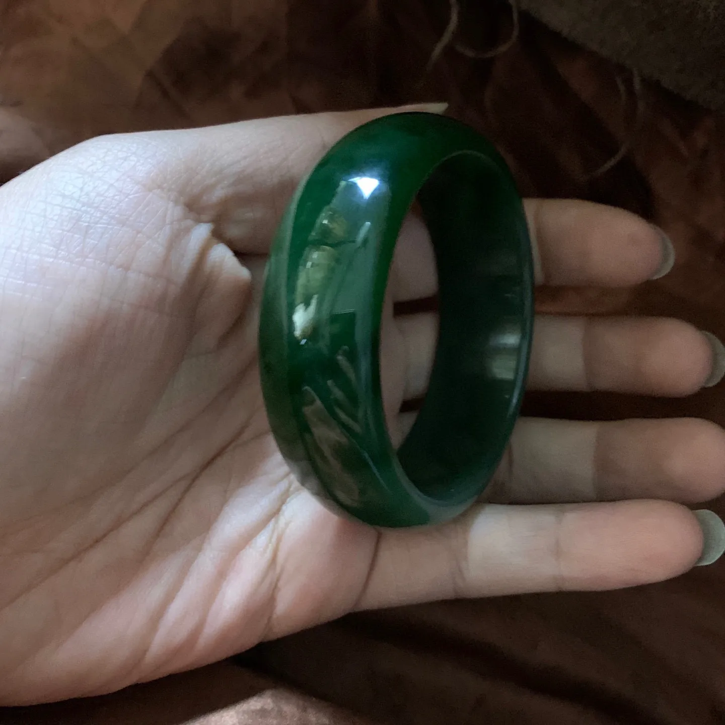 和田玉碧玉56.5圈口菠菜绿手镯，镯型古朴典雅。在诗情画意的雨巷相遇，你是我腕间的一抹风情，有你眸有深情.清风荡漾湖间静水，我愿俯身低眉，在烟波涟漪处寻