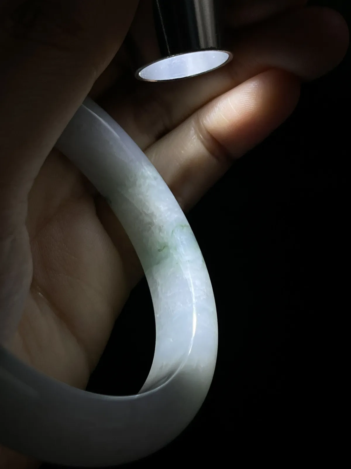 翡翠手镯，种老肉细，底子通透，飘三抹蓝绿花，上手漂亮，仙气飘飘