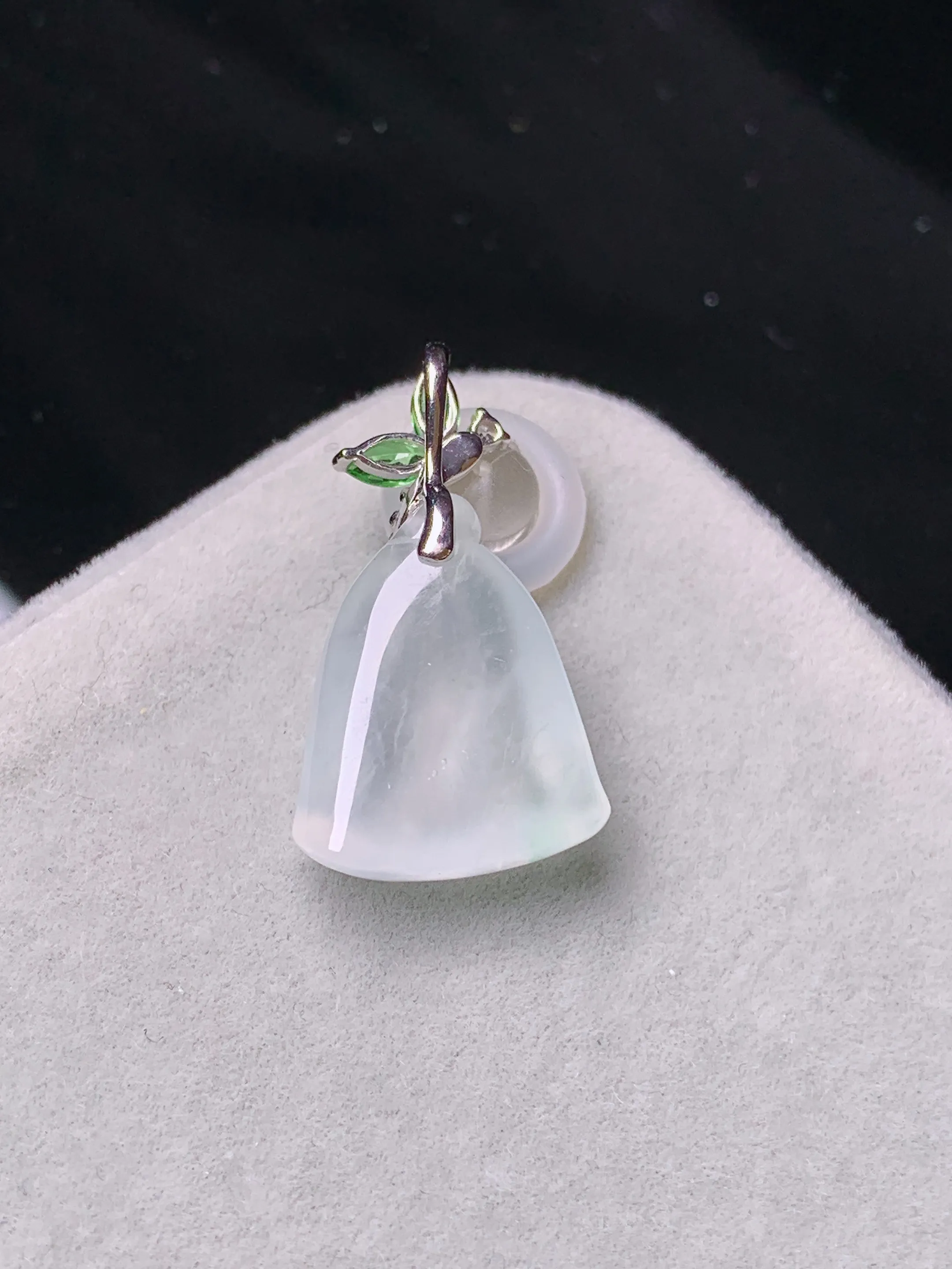 18k金钻镶嵌冰种莲蓬吊坠 玉质细腻 色泽艳丽清新 整体尺寸23.5*12.8*6