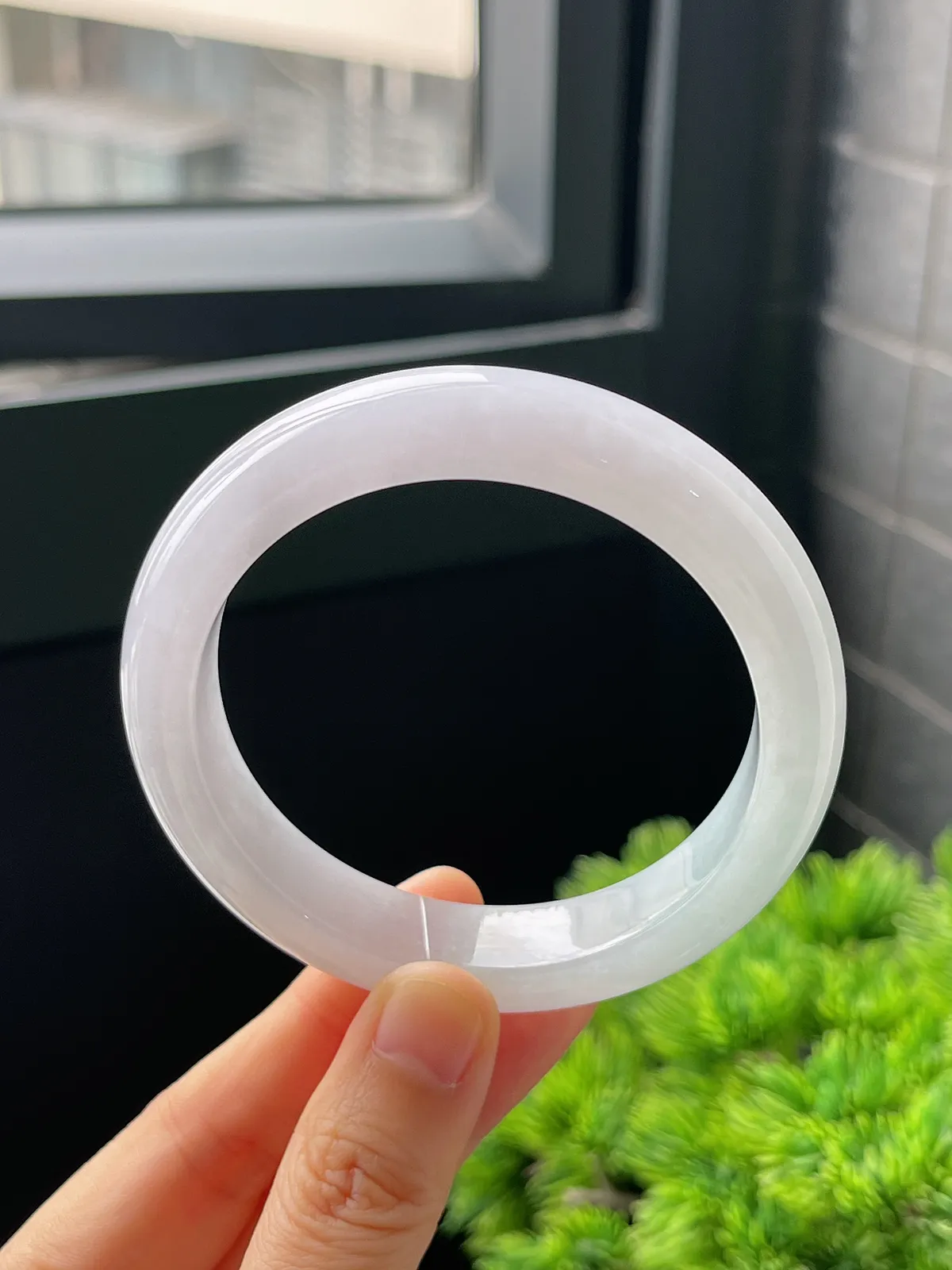 正圈56.9圈口，翡翠糯化种淡绿色手镯